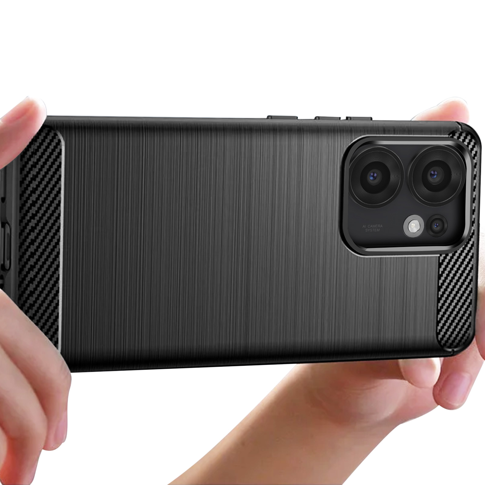 Una persona che tiene in mano una custodia nera con texture in fibra di carbonio, fotocamere visibili.