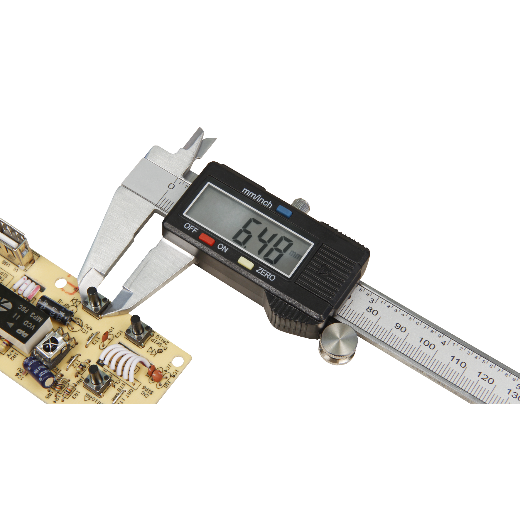 Digitaler Messschieber, der eine Leiterplatte misst. Der Bildschirm zeigt 6,48 mm an.