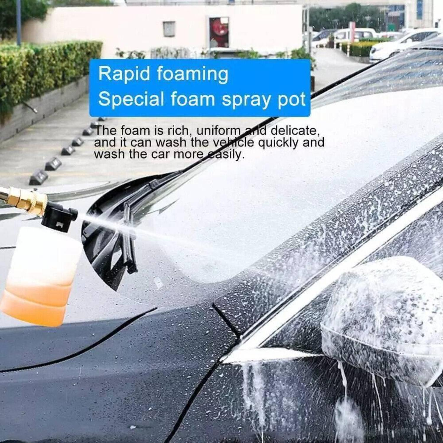 Ein Auto wird mit Schaum gewaschen. Die Windschutzscheibe wird mit dem Schaum besprüht.