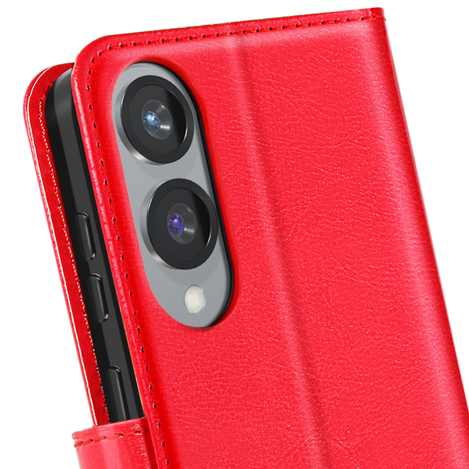 Primo piano della fotocamera del telefono e di parte di una custodia rossa. Il telefono ha tre fotocamere.