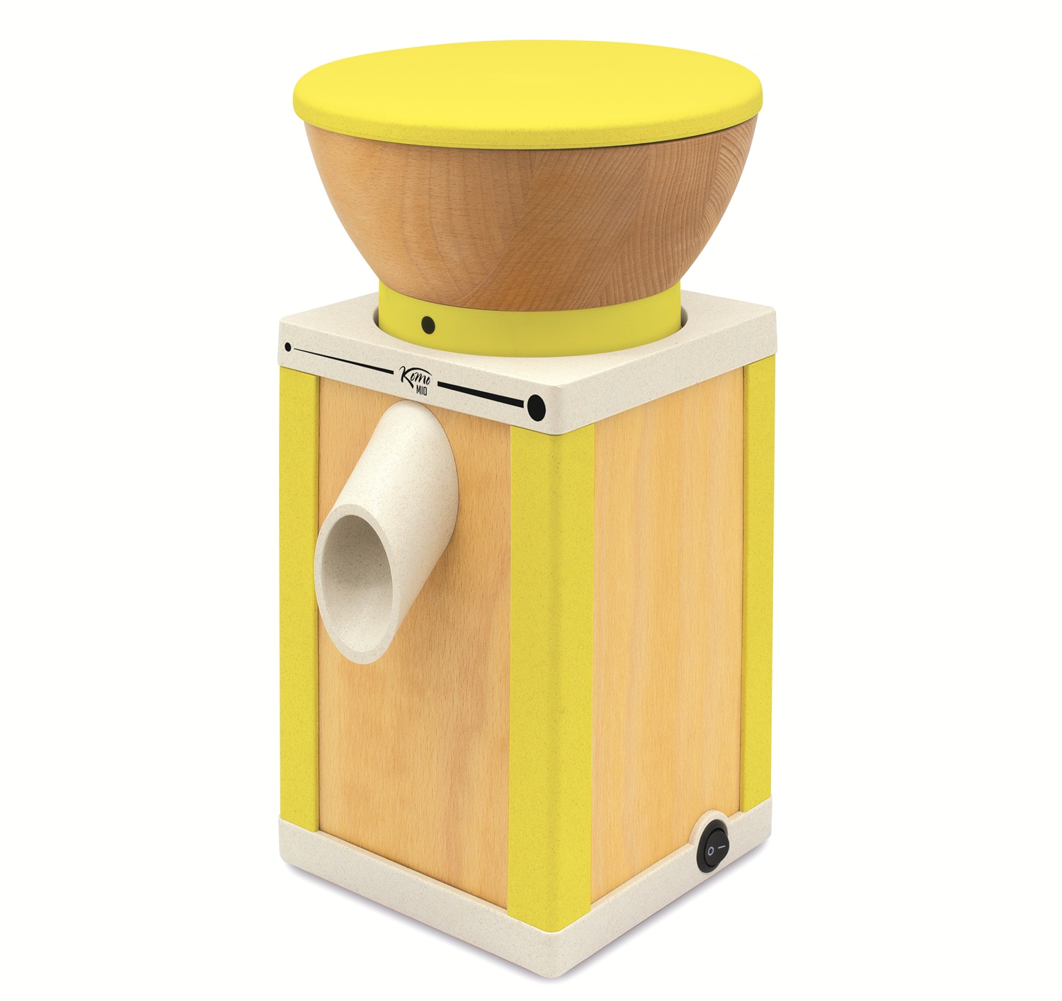 Gelber und hölzerner Grinder mit Schüssel. Ein Seitenauslauf ist sichtbar. Weißer Hintergrund.