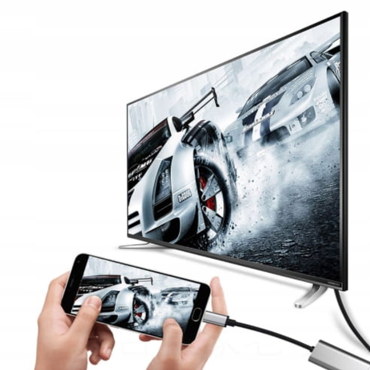 Telefon jest podłączony do telewizora, który wyświetla grę wyścigową.