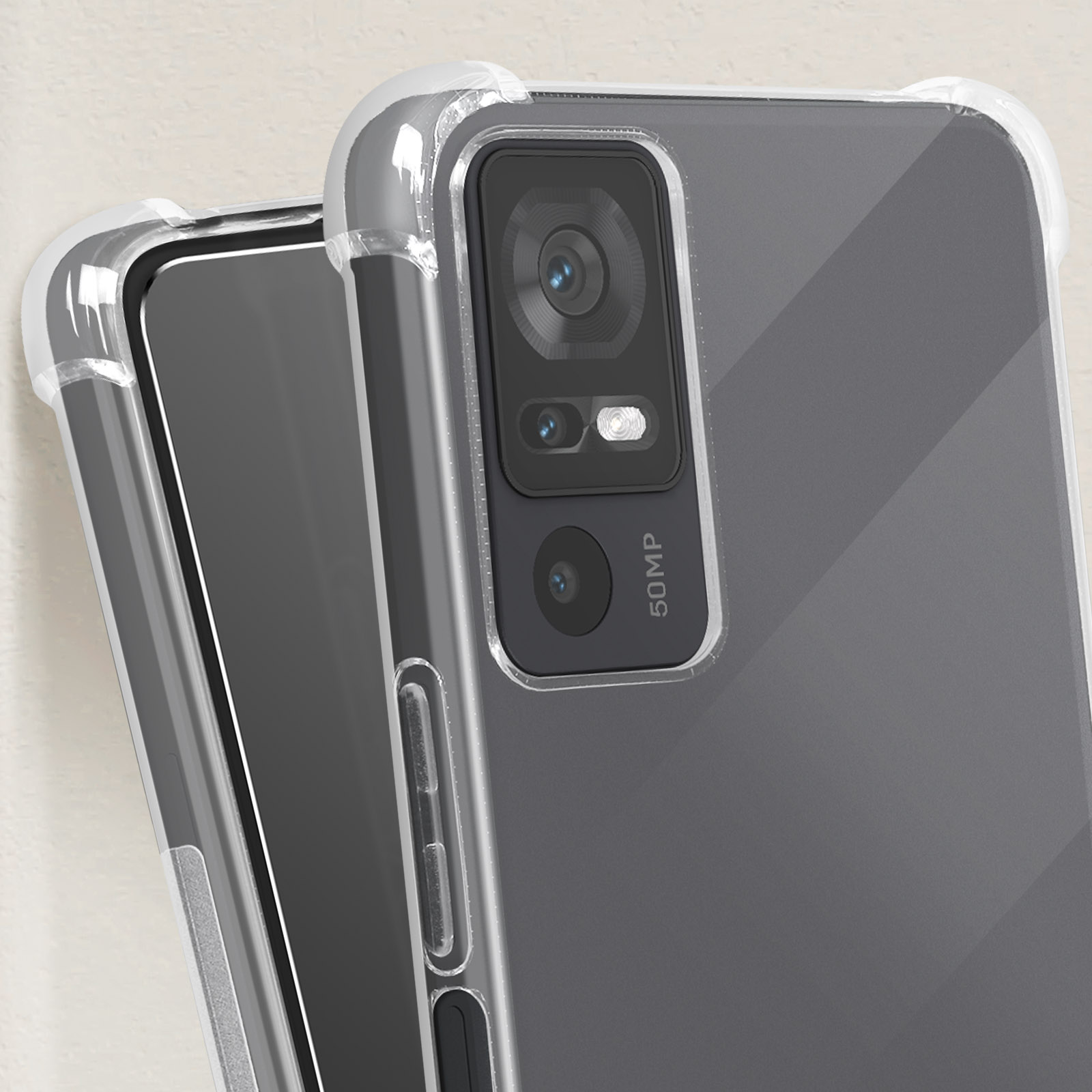 Primo piano del retro del telefono con custodia trasparente, fotocamera visibile. Angoli rinforzati.
