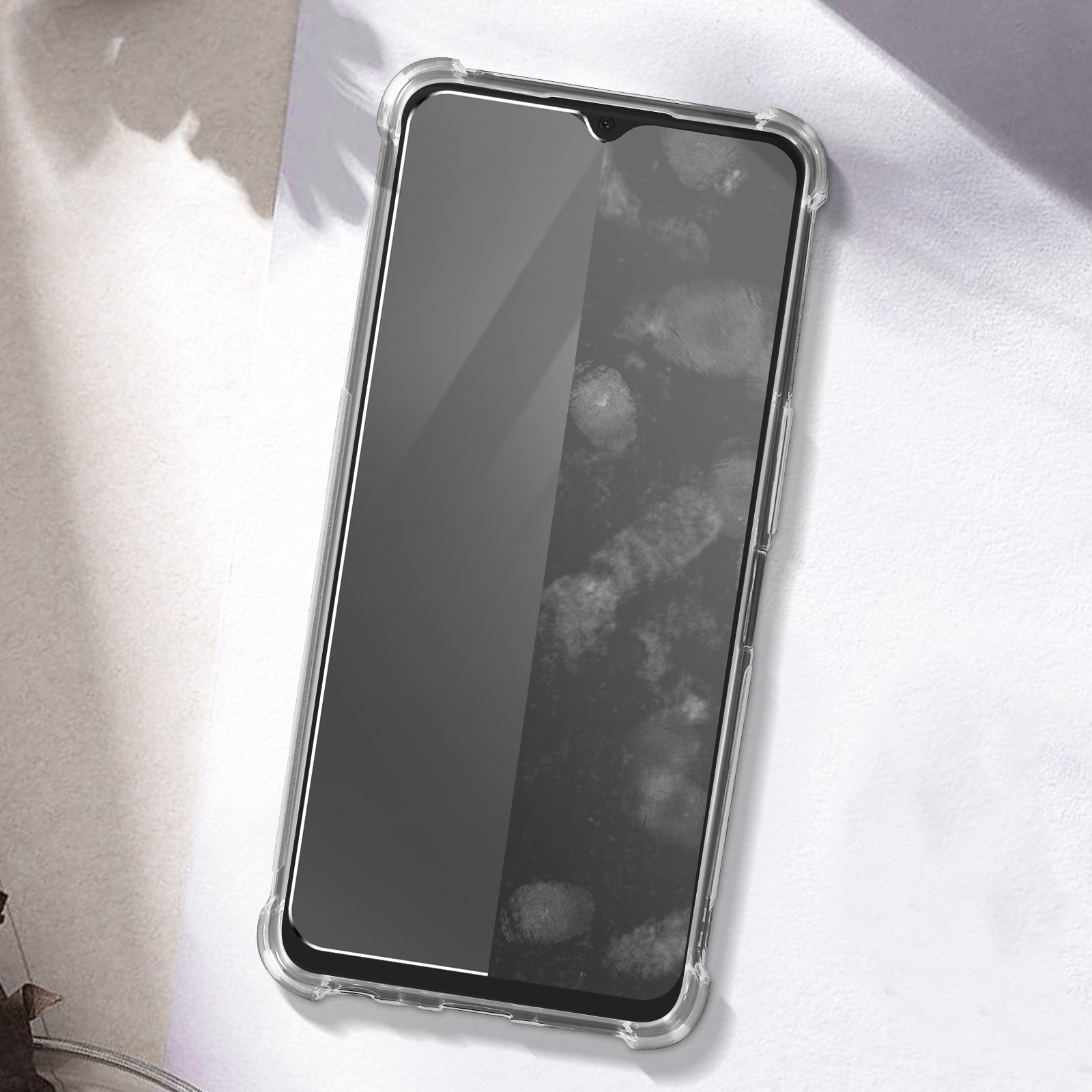 Telefono in una custodia trasparente. Lo schermo è nero con impronte digitali.