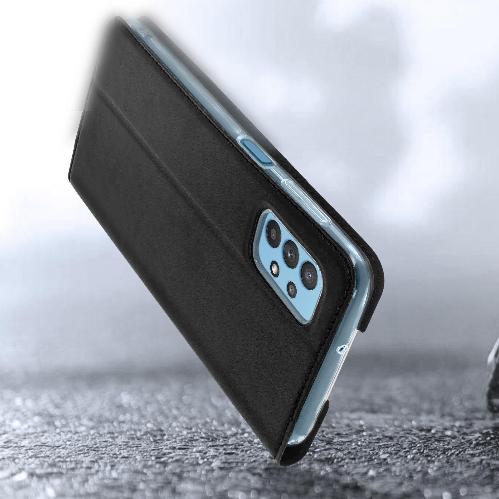 Un telefono in una custodia nera è inclinato, mostrando le fotocamere, su una superficie strutturata.