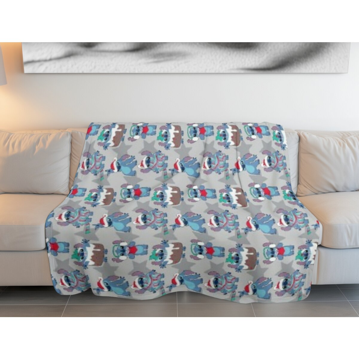 Manta con estampado de Stitch. Stitch con gorros navideños. Manta en un sofá.