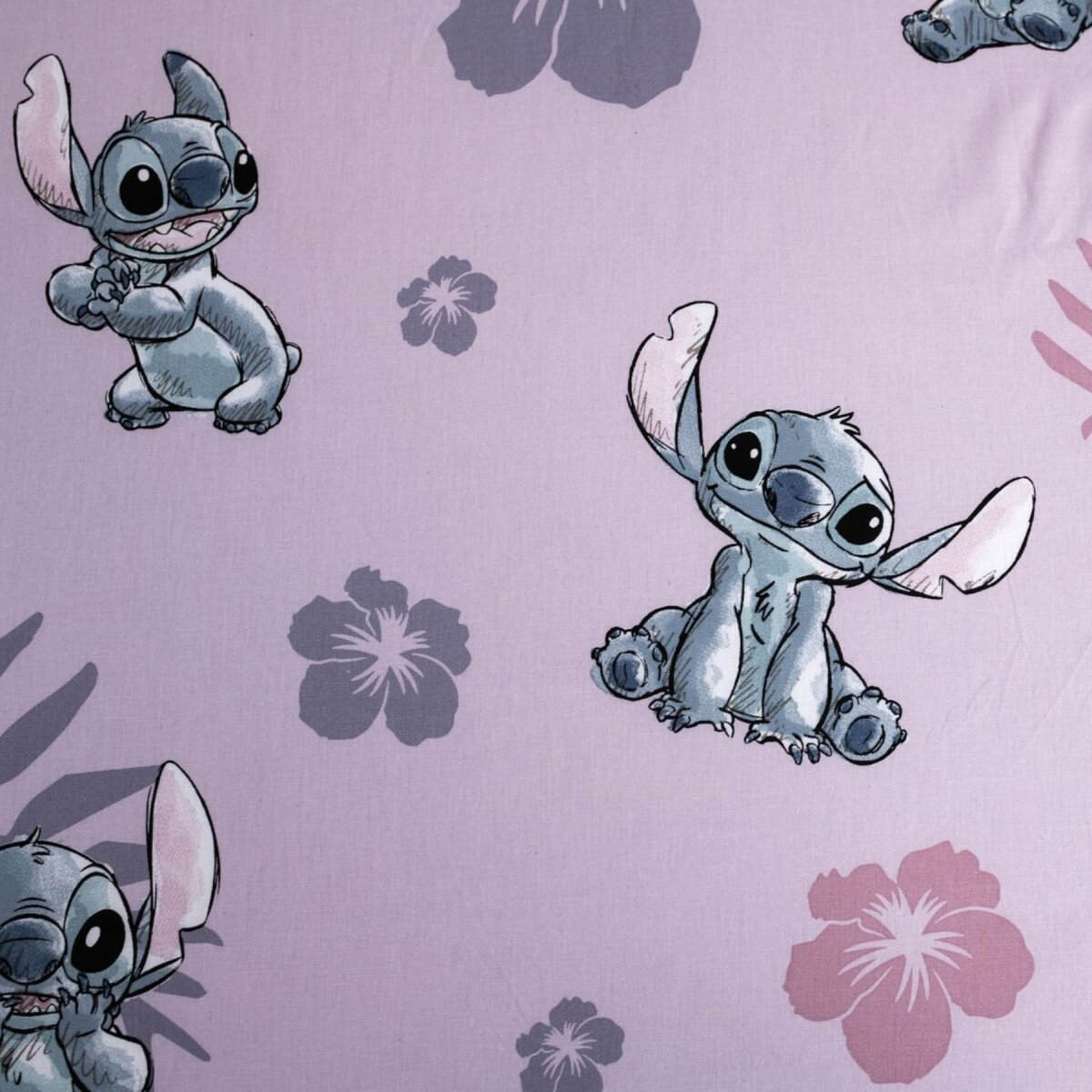 Lila Hintergrund mit Stitch-Figuren und Blumen.