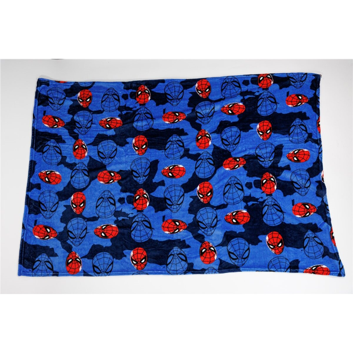 Blaue Decke mit Spider-Man-Masken auf blauem Tarnhintergrund.