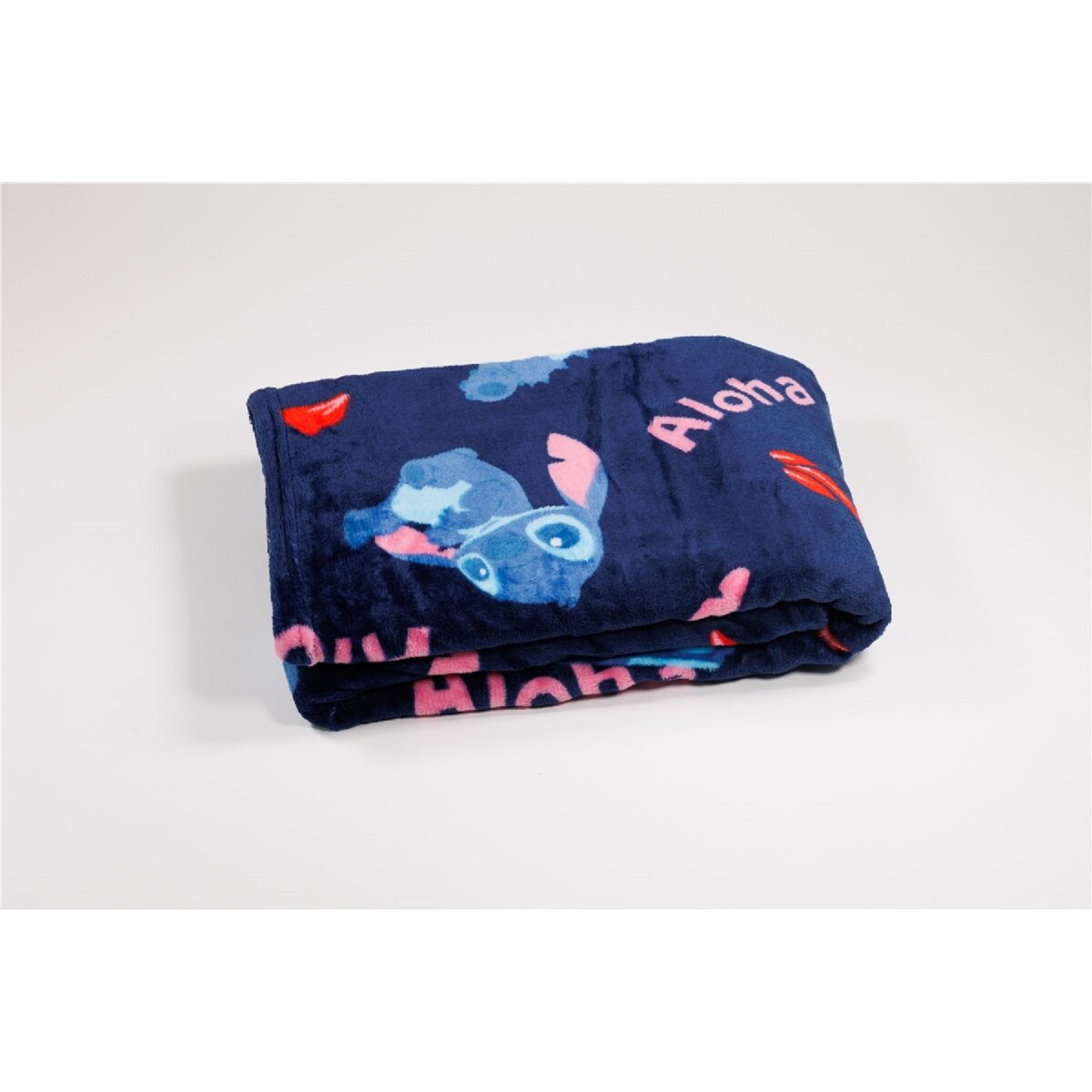 Gefaltete marineblaue Decke mit Stitch-Muster. Mit Stitch und dem Wort Aloha.