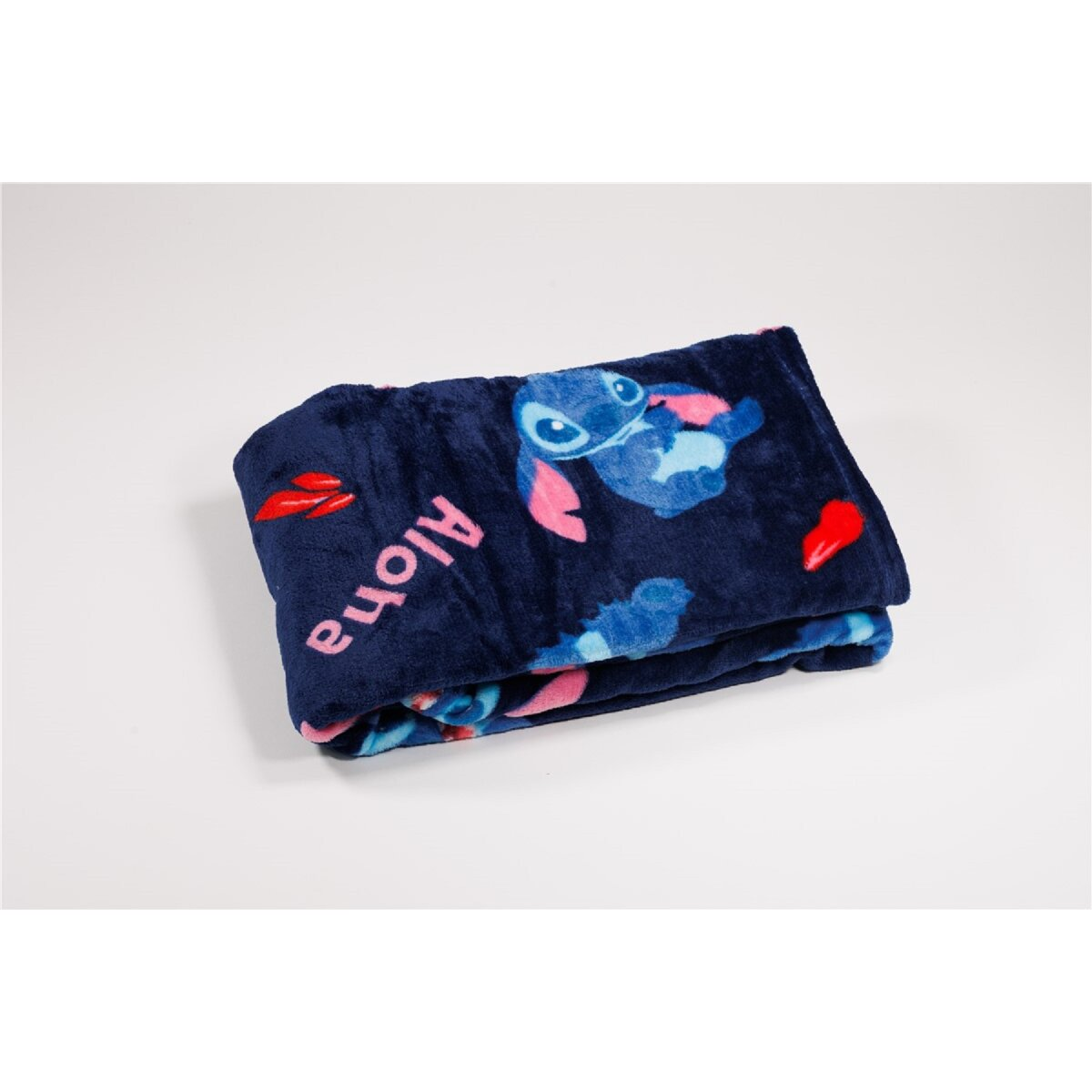 Gefaltete marineblaue Decke mit Stitch-Muster. Mit Stitch und dem Wort Aloha.