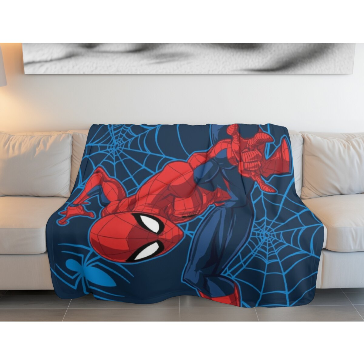 Spider-Man-Decke auf einem Sofa. Spider-Man wird mit einem Netz-Hintergrund dargestellt.