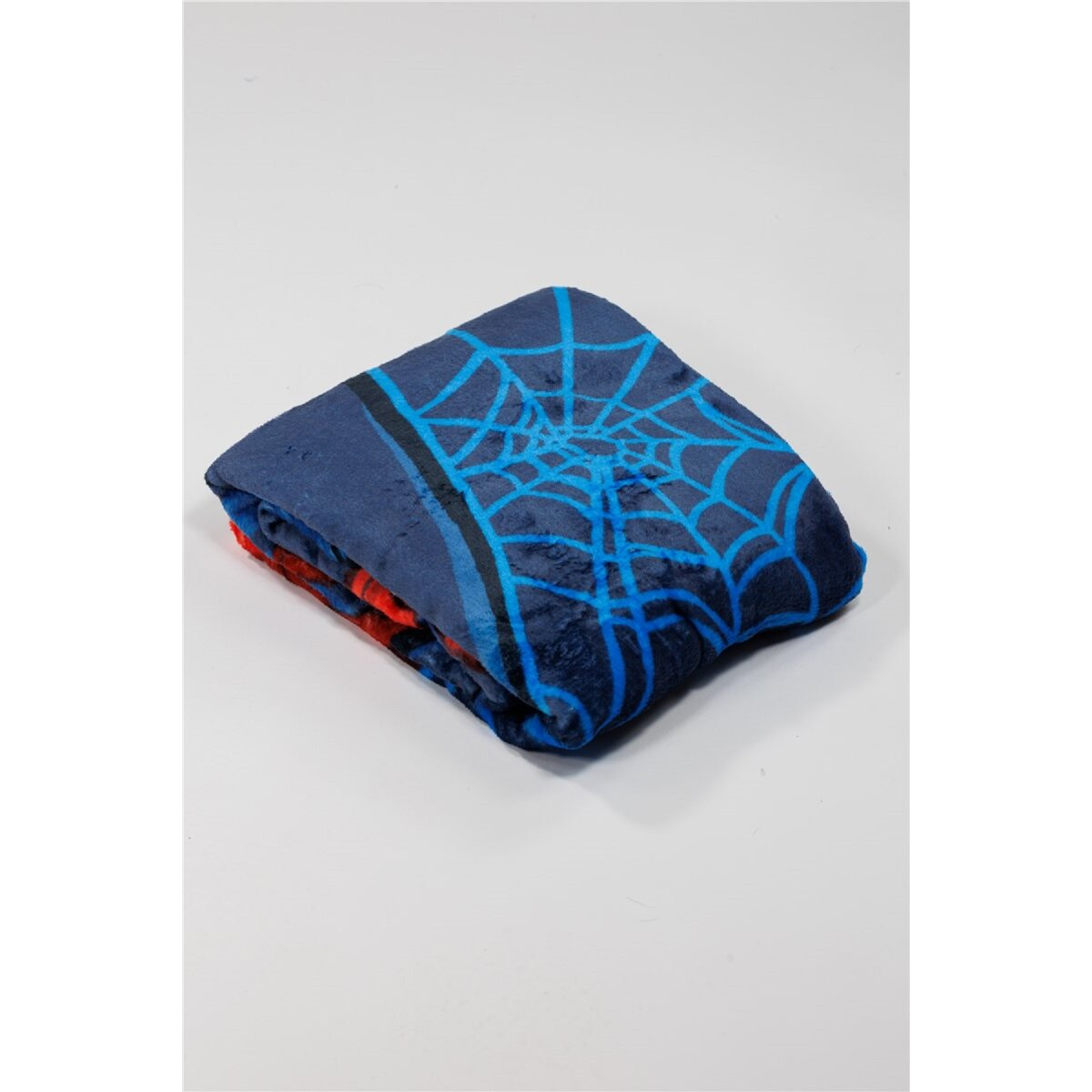Gefaltete blaue Decke mit einem Spider-Man-Netz-Design.