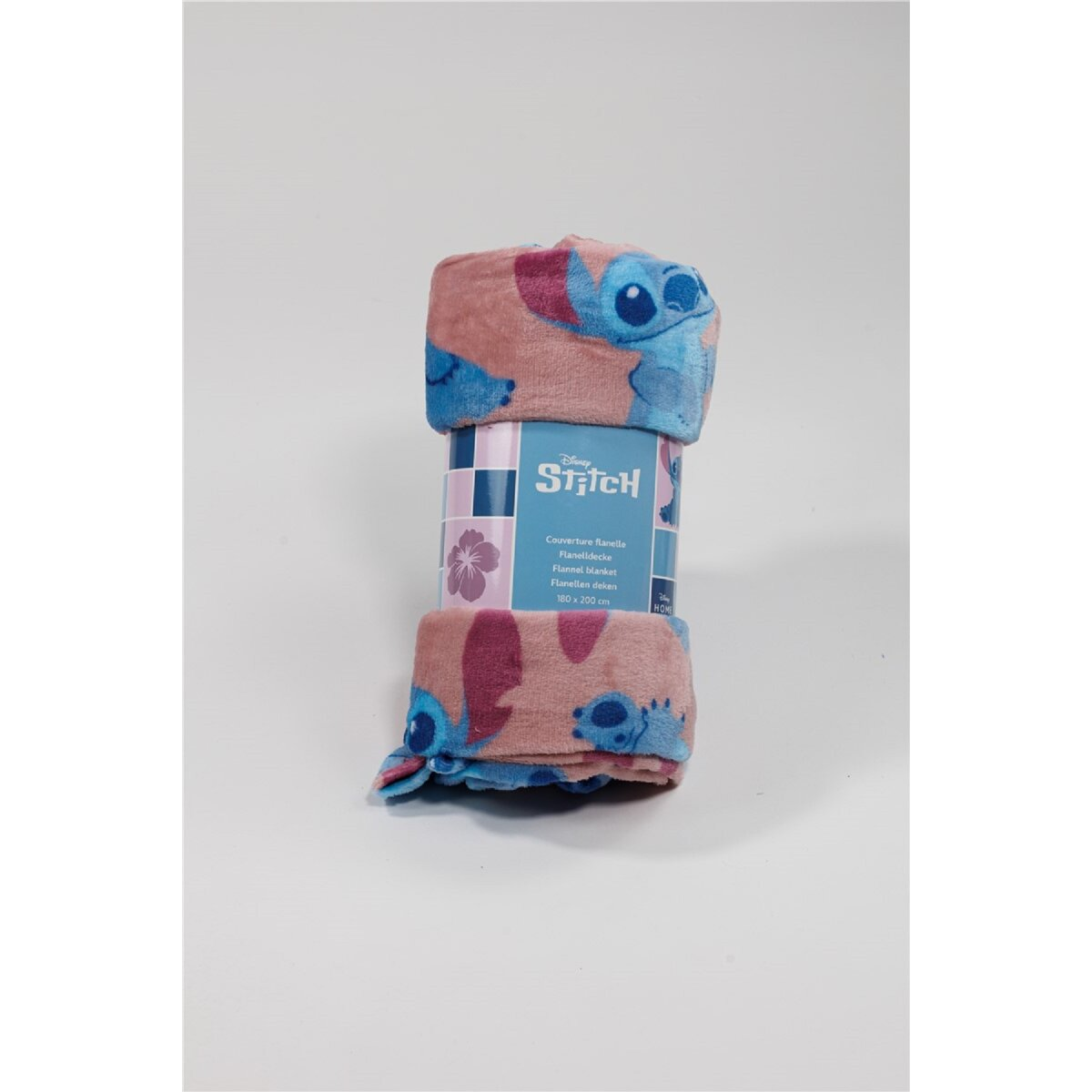Gerollte Stitch-Decke, rosa mit blauem Stitch-Design, weißer Hintergrund.