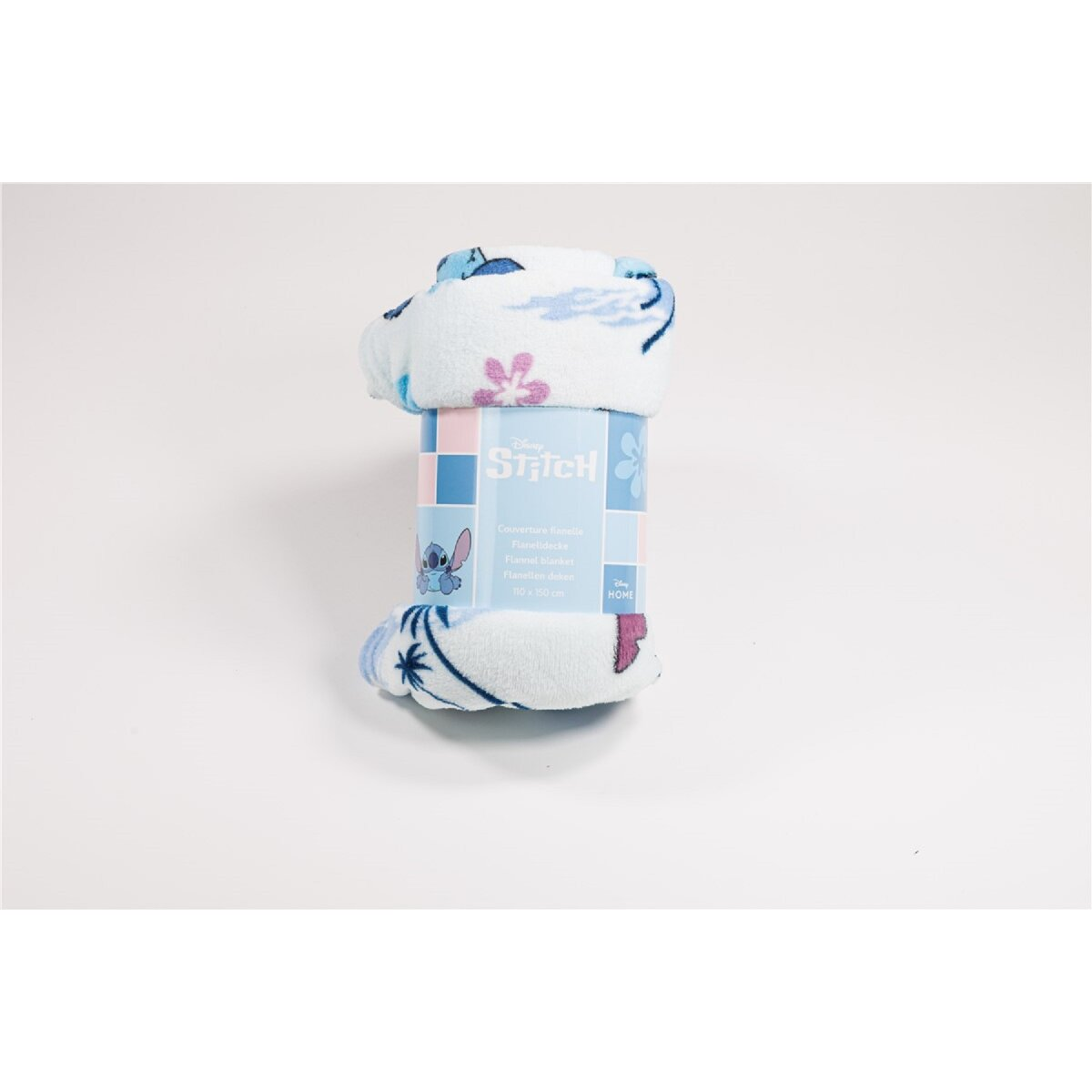 Aufgerollte Stitch-Fleece-Decke mit Stitch- und Blumenmustern, auf Weiß.