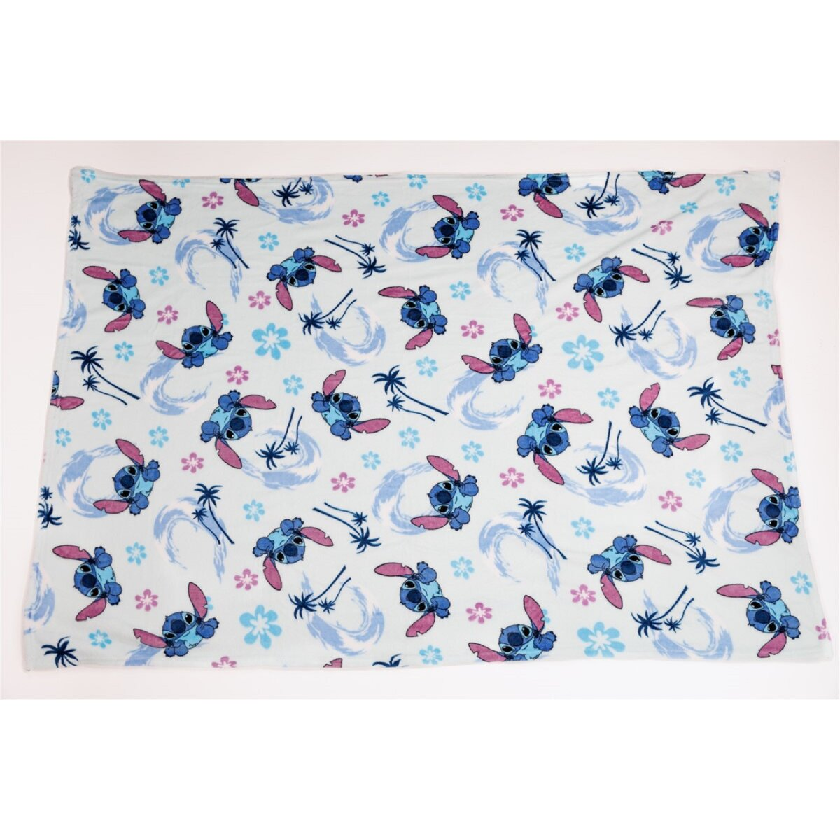 Stitch-Fleece-Decke mit Stitch, Blumen und Wellen auf weißem Hintergrund.