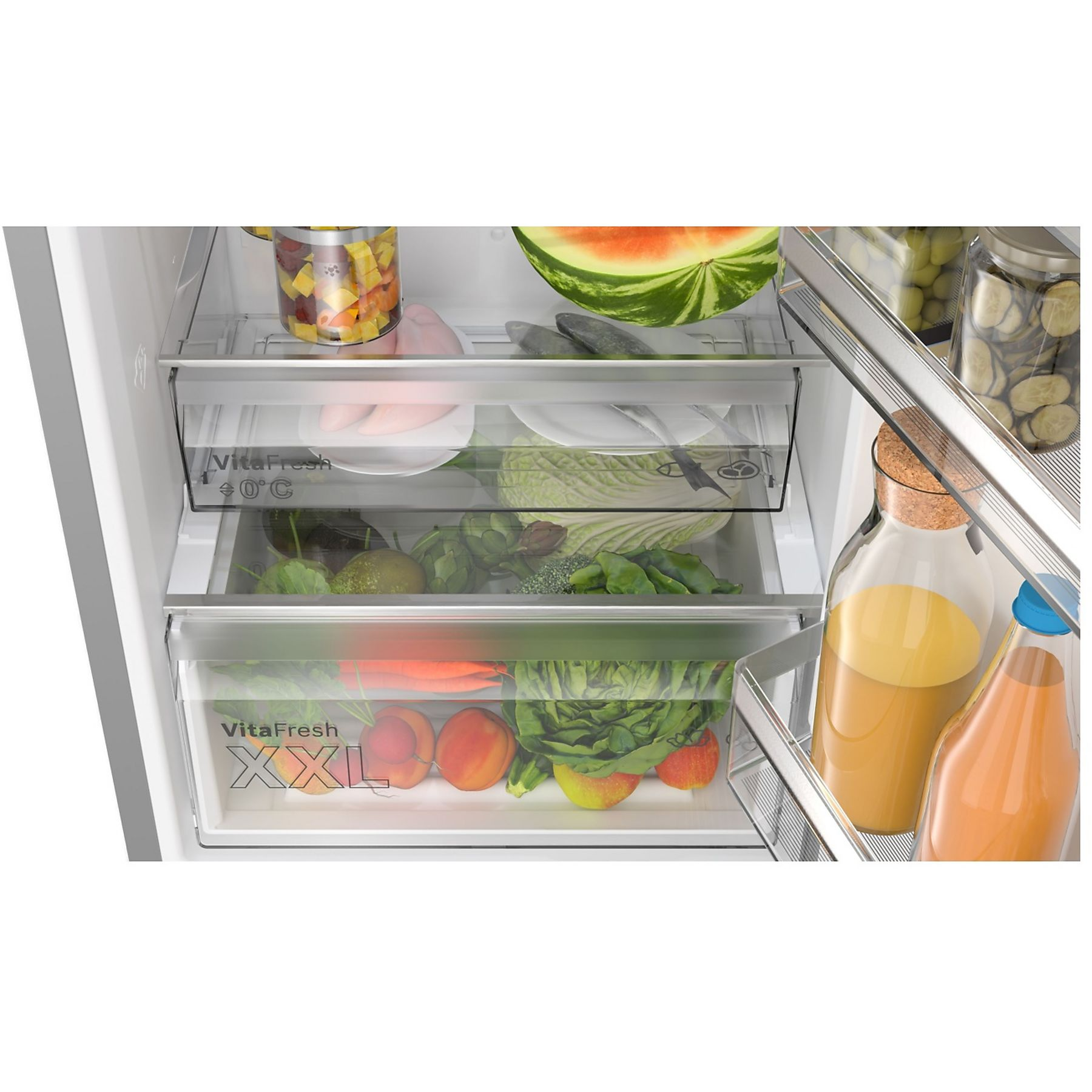 Kühlschrank-Innenraum: Schubladen mit Gemüse, Obst und Gläsern mit Lebensmitteln.
