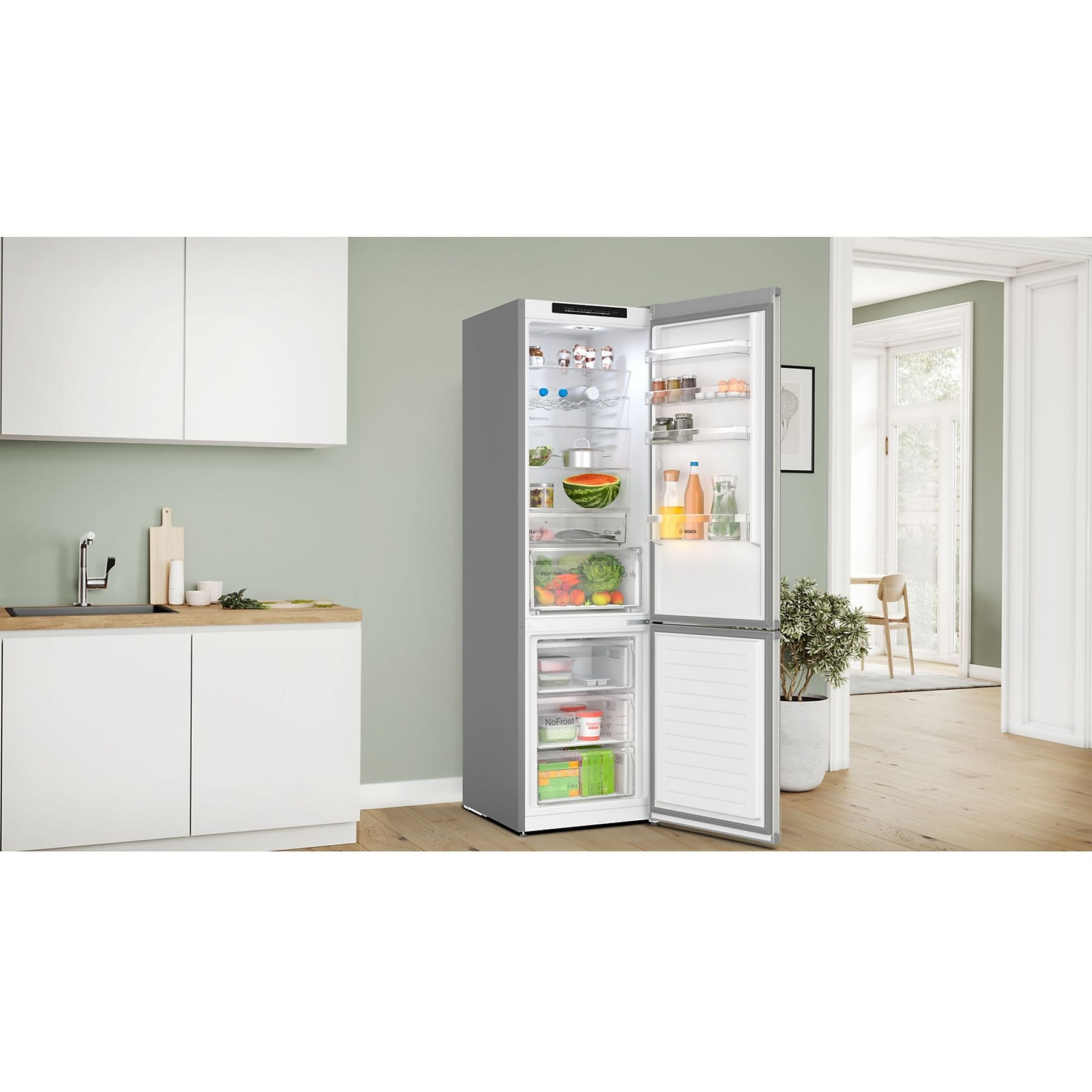 Geöffneter Kühlschrank mit Lebensmitteln, darunter Gemüse, Obst und Behälter.