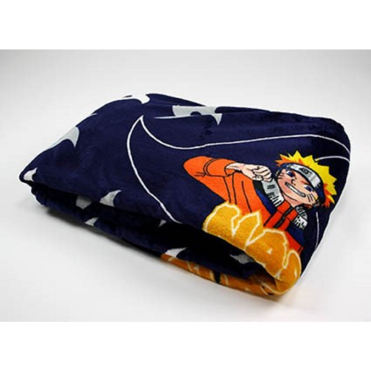Naruto-Decke auf weißem Hintergrund. Die Decke zeigt ein Naruto-Bild und ein Muster von Shuriken.