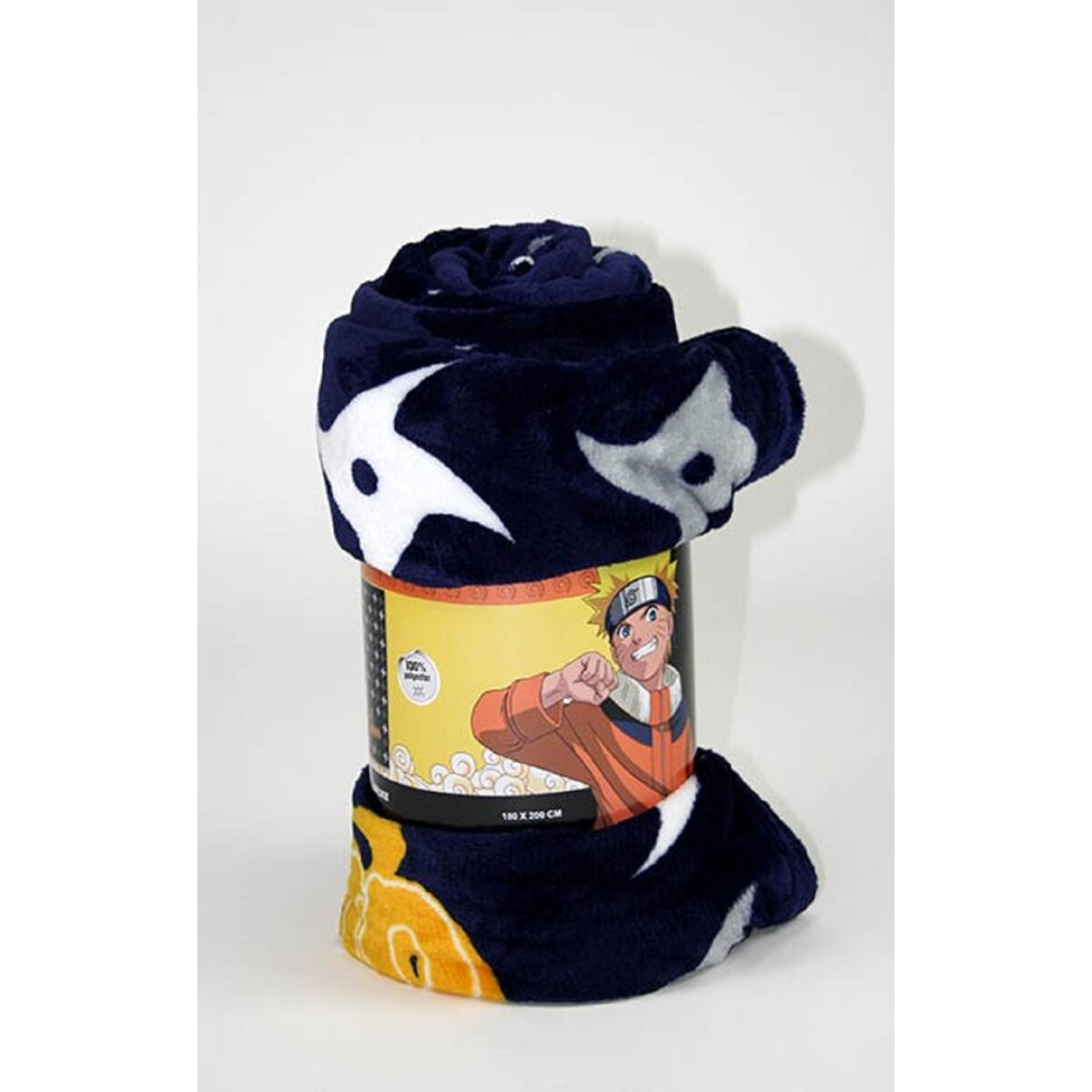 Eine zusammengerollte marineblaue Decke mit Naruto-Bild und Ninja-Stern-Muster. Der Hintergrund ist weiß.