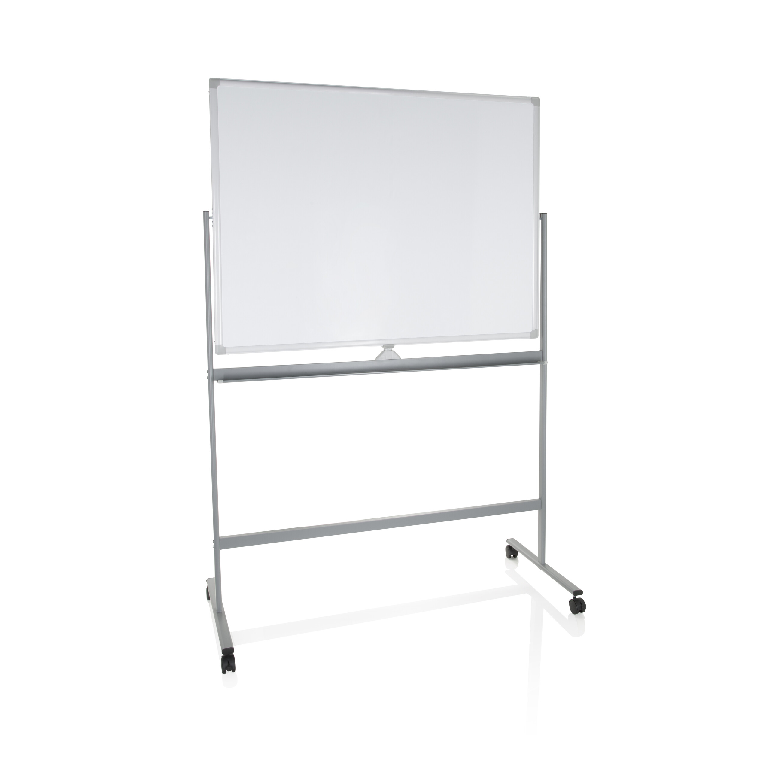 Whiteboard auf einem Ständer mit Rädern, vor weißem Hintergrund.