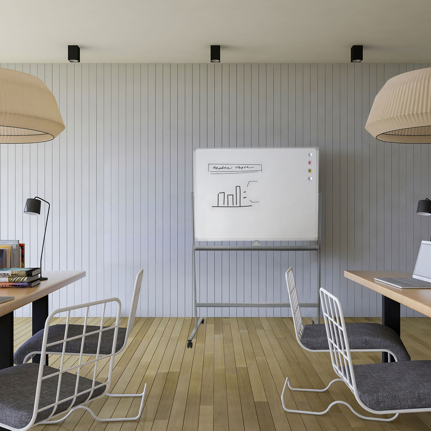 Ein Büro mit einer Tafel mit Diagramm, zwei Schreibtischen mit Lampen und Stühlen.