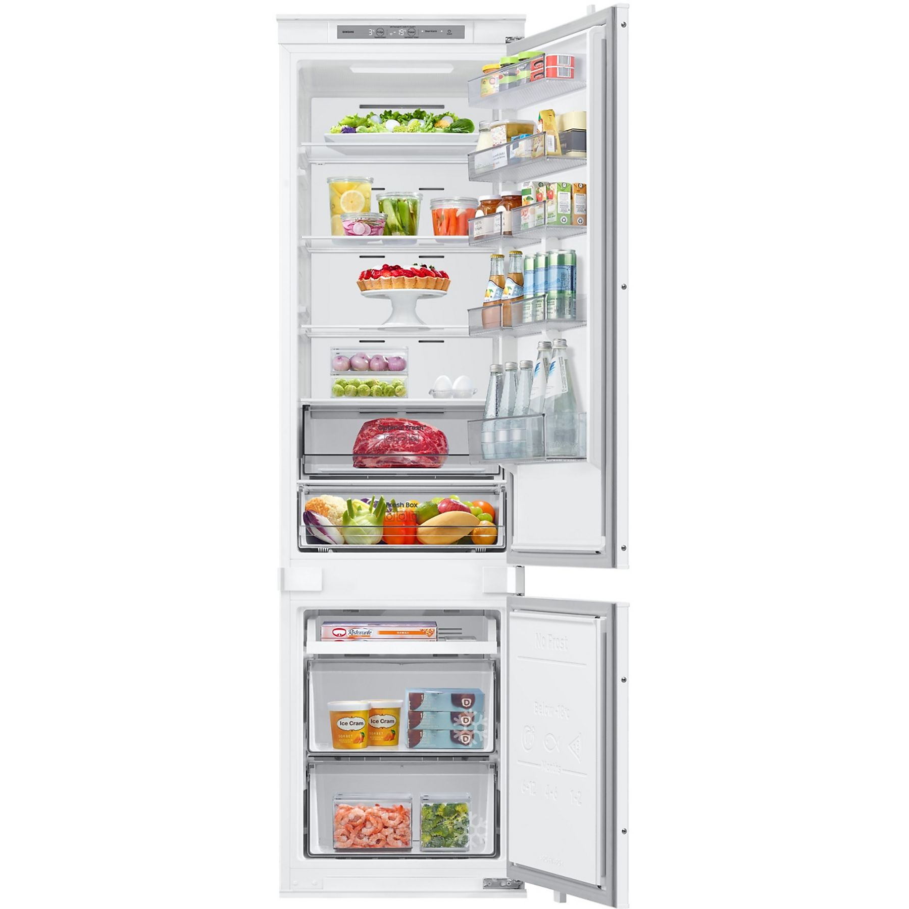 Biała lodówka z otwartymi drzwiami, wypełniona produktami spożywczymi. Zawiera lody.