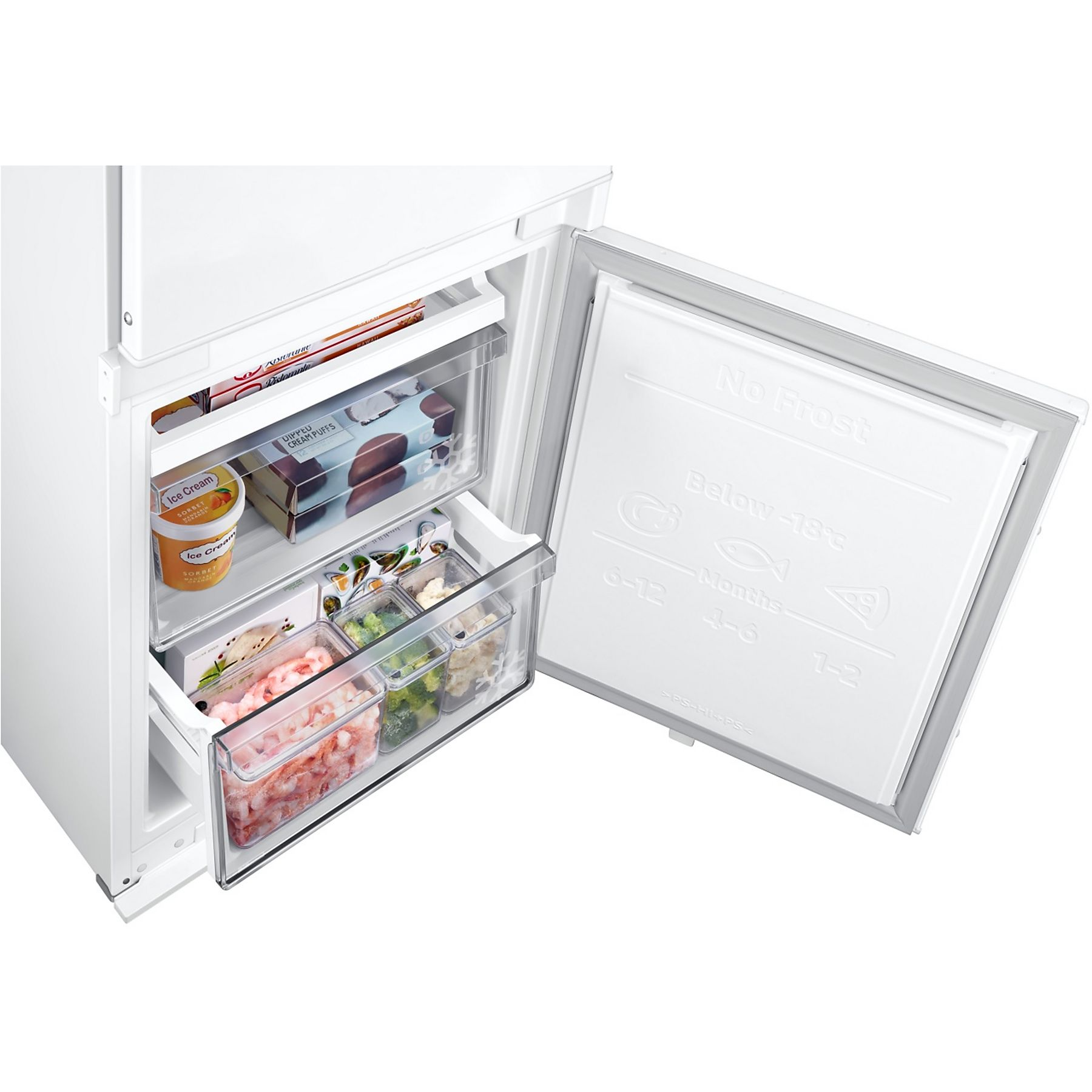 Biała lodówka z otwartą szufladą zamrażarki. W środku: żywność w przezroczystych pojemnikach, lody.