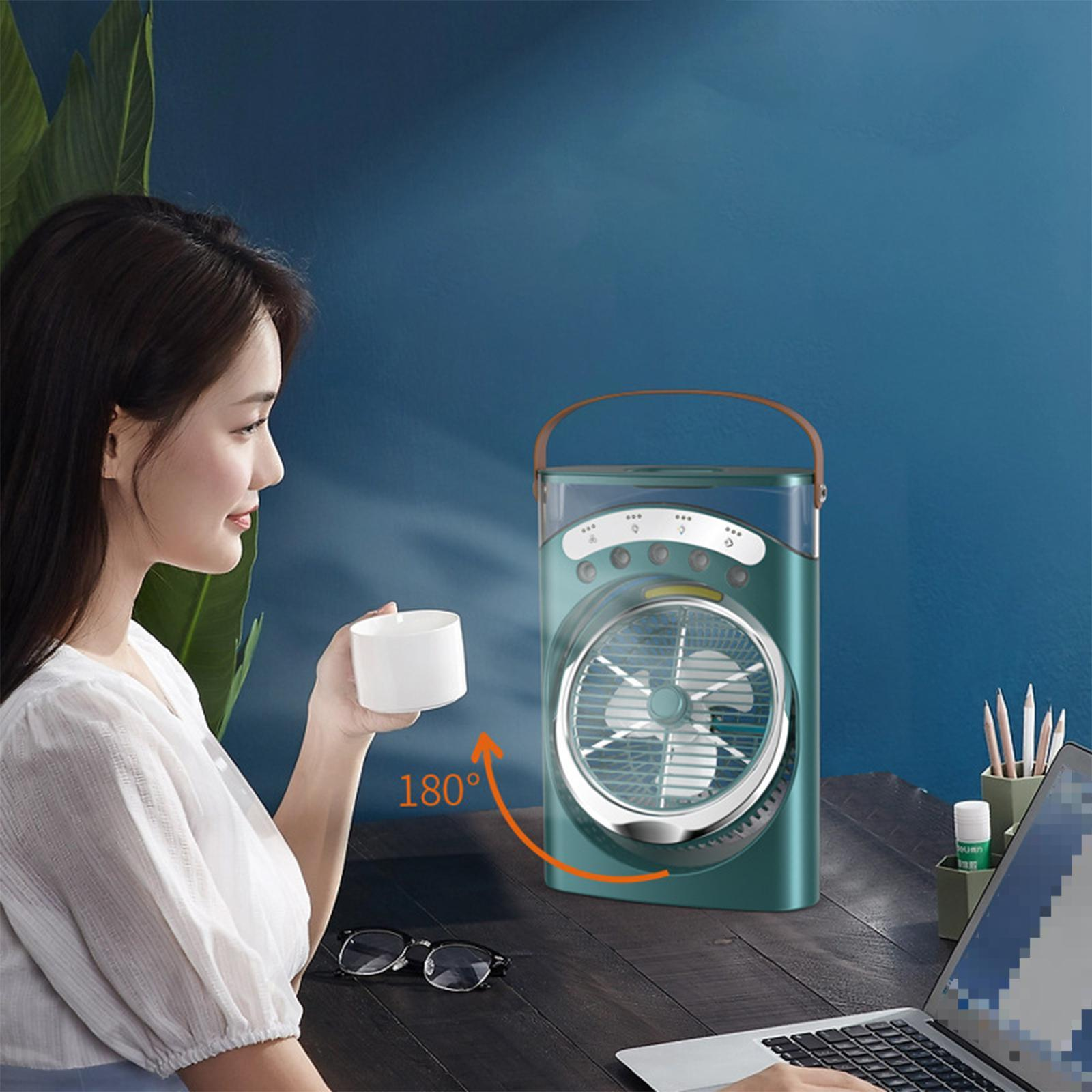 Frau sitzt an einem Schreibtisch mit Laptop, hält eine Tasse und blickt auf einen teal Luftkühler.