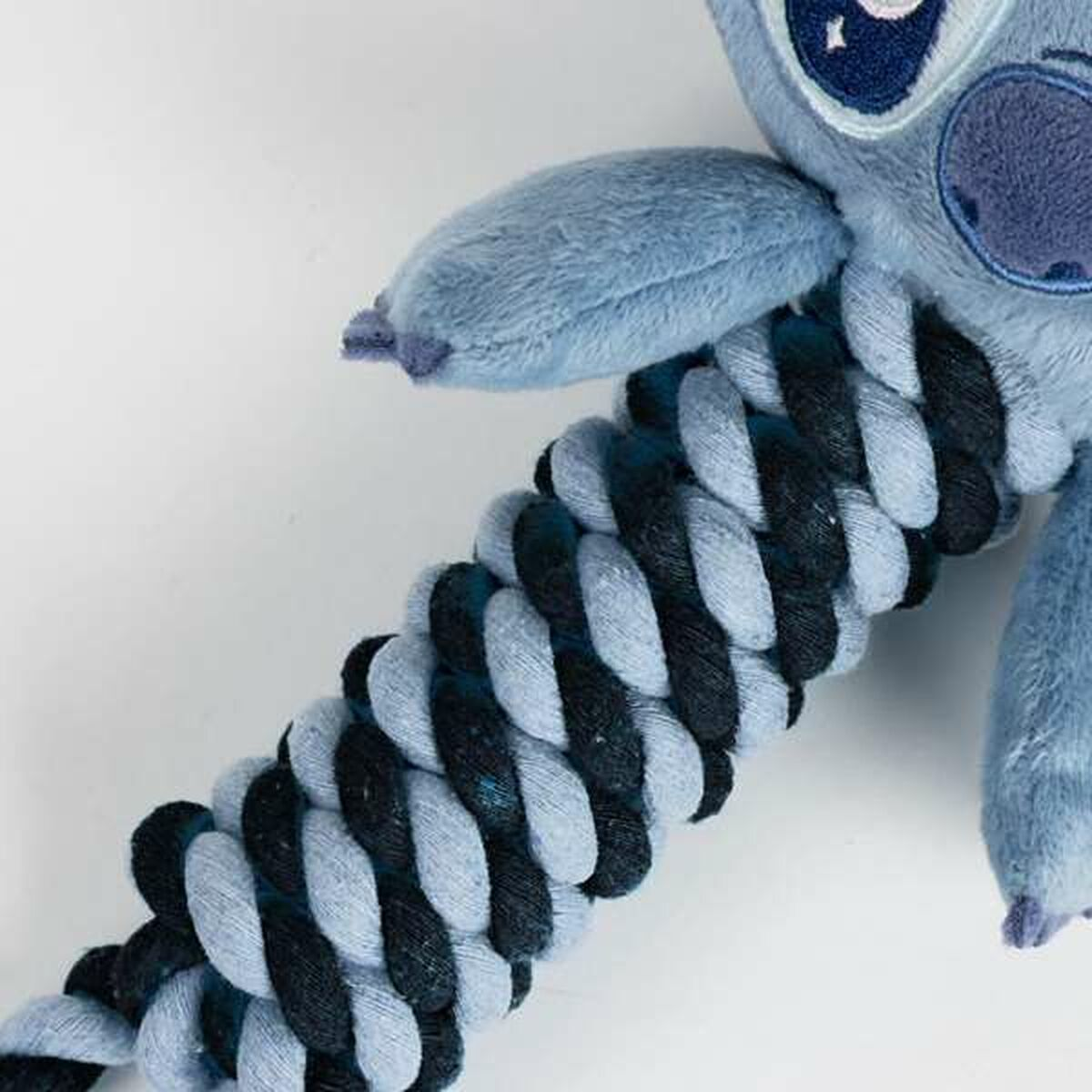 Nahaufnahme des Kopfes und des Seilkörpers eines Stitch-Spielzeugs mit blauen und schwarzen Details.