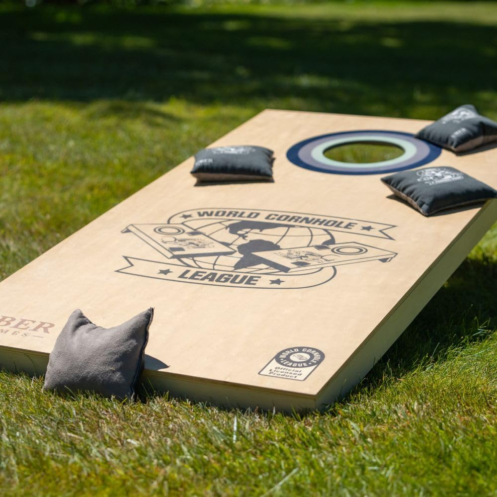 Ein Cornhole-Board mit vier Beanbags. Das Board hat ein Logo und ein blau-weißes Ziel.