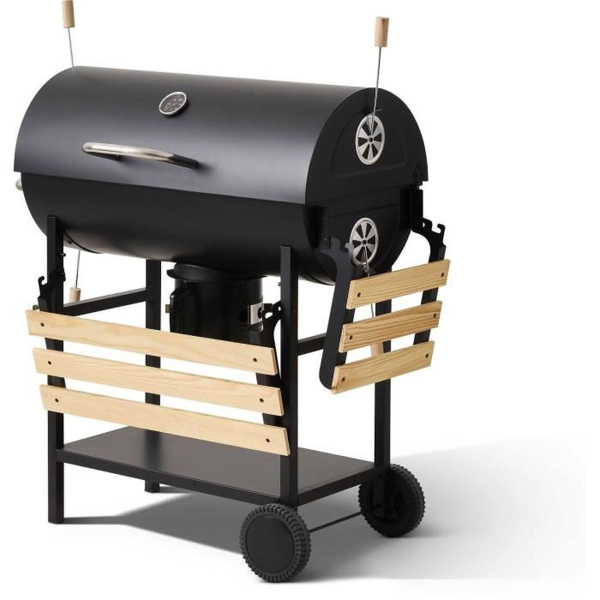Schwarzer Grill mit Rädern, Holzregalen und Thermometer. Er steht vor weißem Hintergrund.