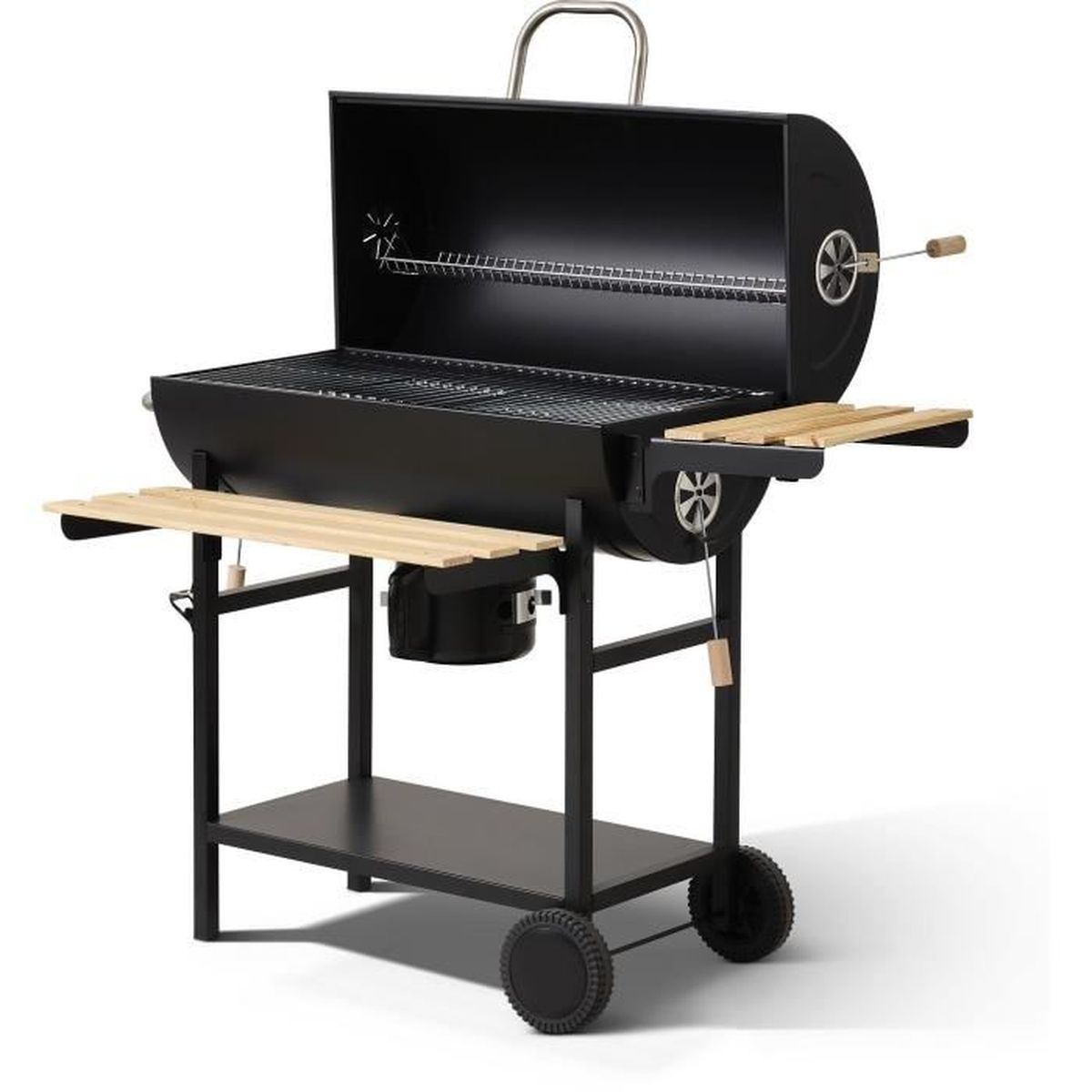 Schwarzer Außengrill mit hölzernen Seitentischen. Mit Deckel, Grillrost und unterem Regal. Räder sichtbar.