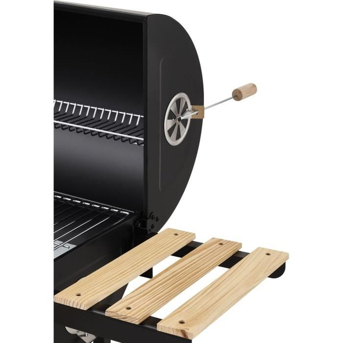 Nahaufnahme eines schwarzen Grills. Er hat Holzregale und einen Metallrost für das Essen im Inneren.