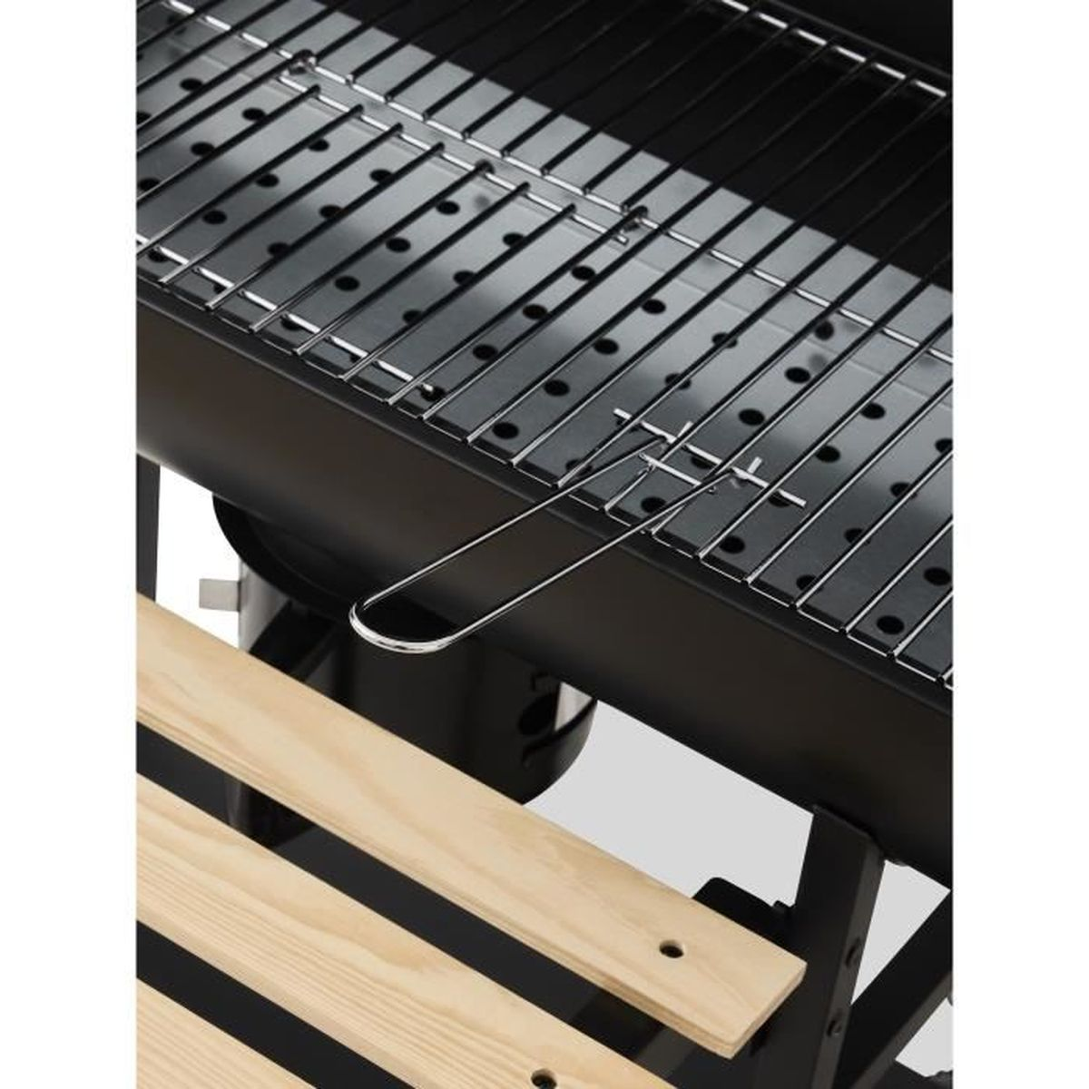 Nahaufnahme eines Grills mit dem Metallrost und Holzregalen. Der Hintergrund ist weiß.
