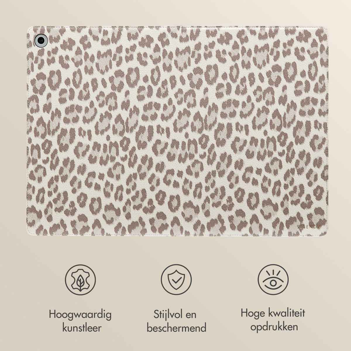 Tablet case with leopard print. Beige background with three icons. Text in Dutch.