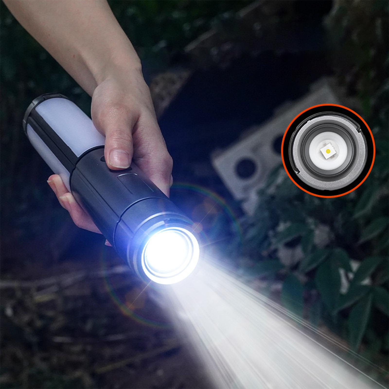 Eine Hand hält eine Taschenlampe mit hellem Strahl. Der Hintergrund ist dunkel.