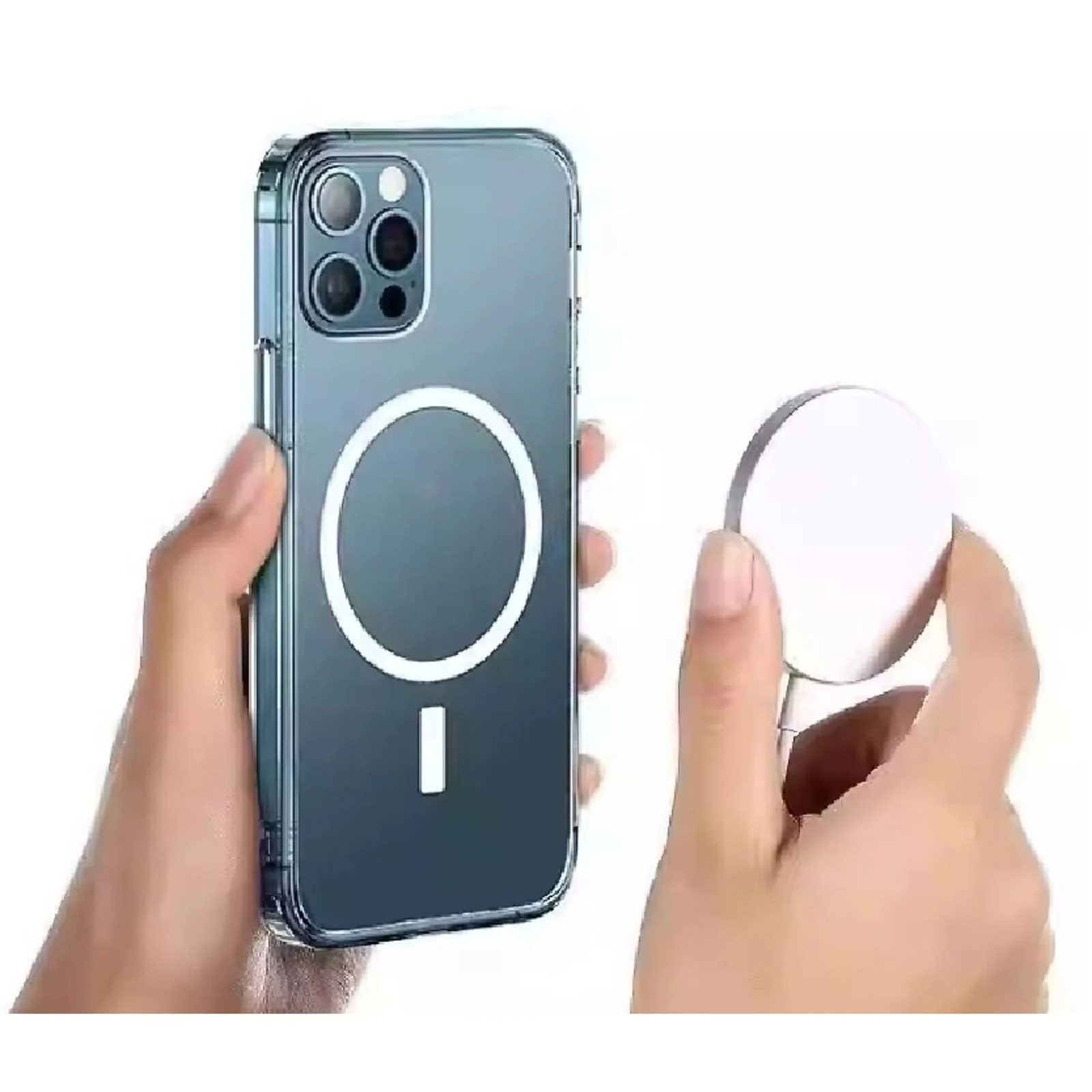 Hand hält ein Telefon in einer durchsichtigen Hülle und ein weißes magnetisches Ladegerät auf weißem Hintergrund.