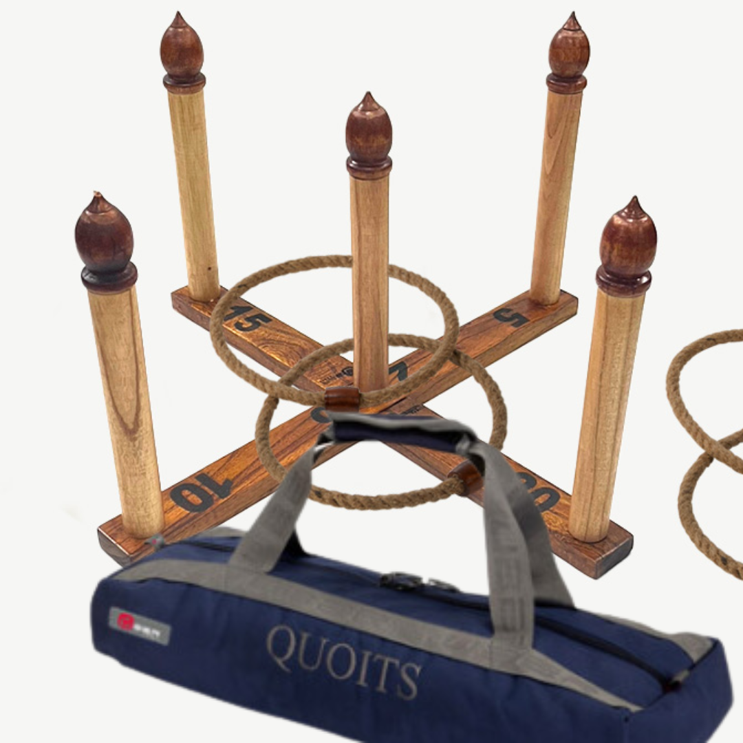 Ein Quoits-Spiel aufgebaut. Hölzerne Pfähle in Kreuzform, eine blaue Tasche und Seilringe sind sichtbar.