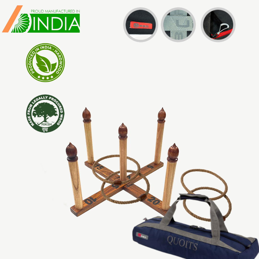 Holz-Quoits-Spielset. Es enthält eine Holzbasis mit Pflöcken, Seilen und eine blaue Tragetasche mit dem Wort QUOITS.