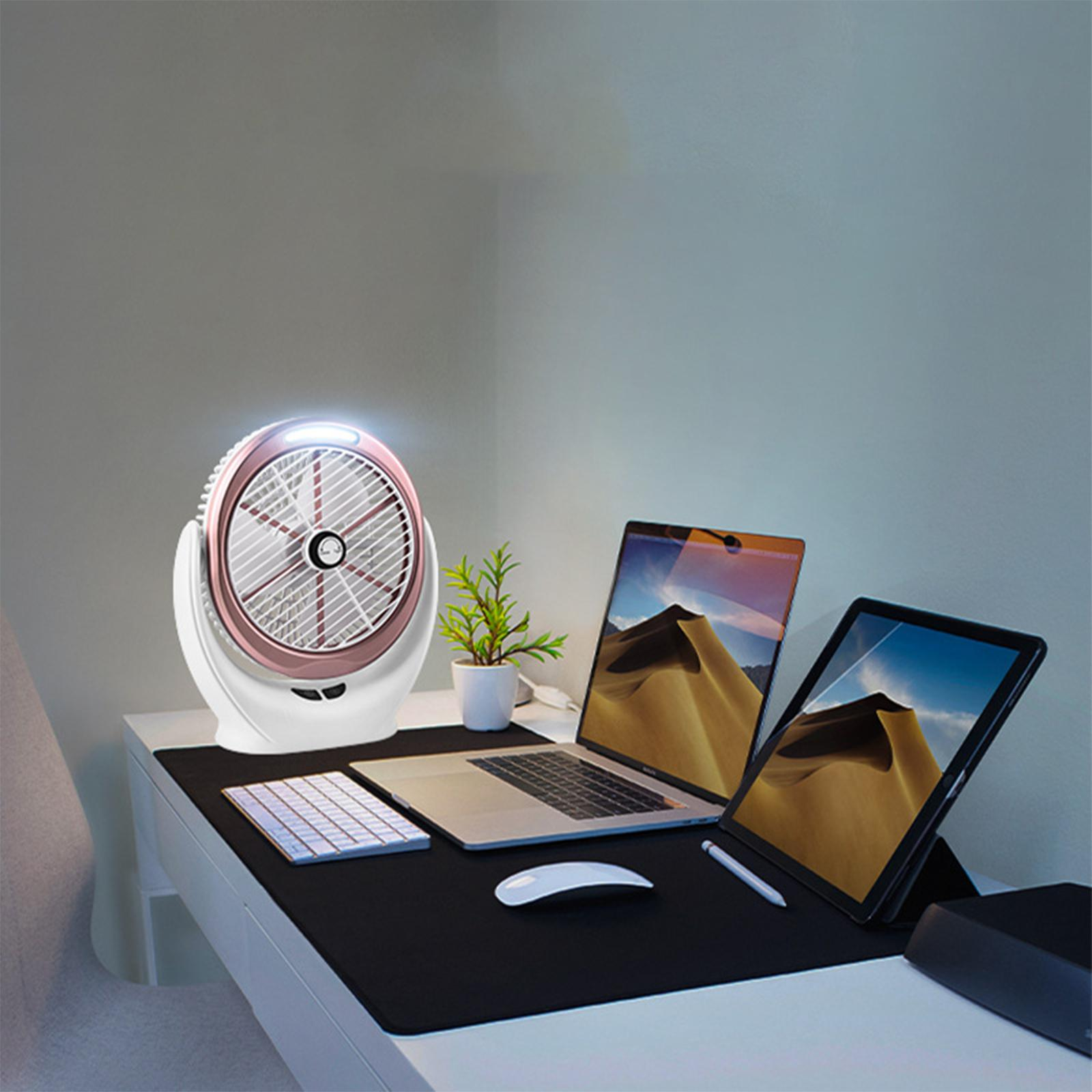 Ein weißer Ventilator mit rosa Akzenten und einem Licht auf einem Schreibtisch mit Laptop und Tablet.