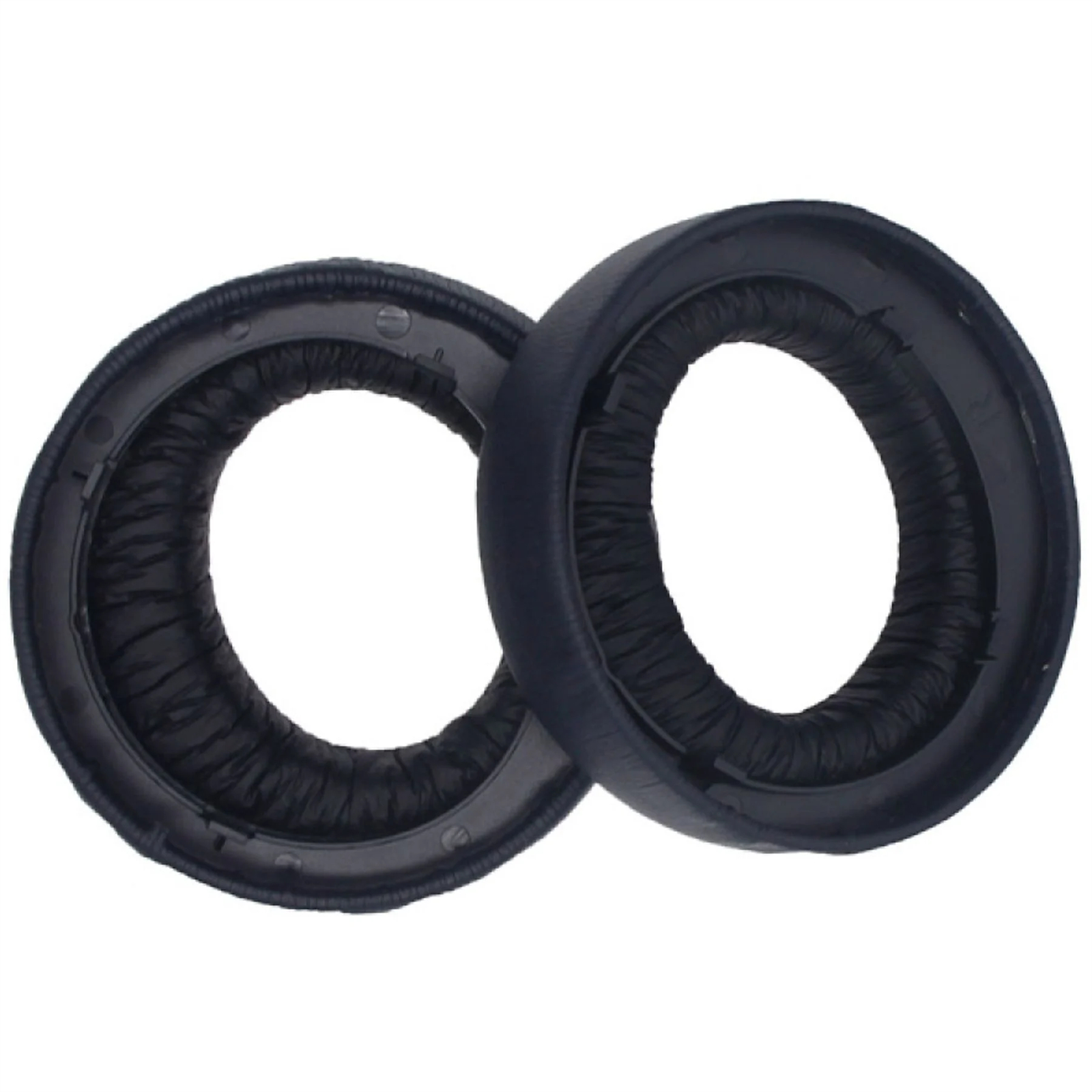 Zwei schwarze Ohrpolster für Kopfhörer. Die Pads sind kreisförmig und haben ein weiches, strukturiertes Innenleben.