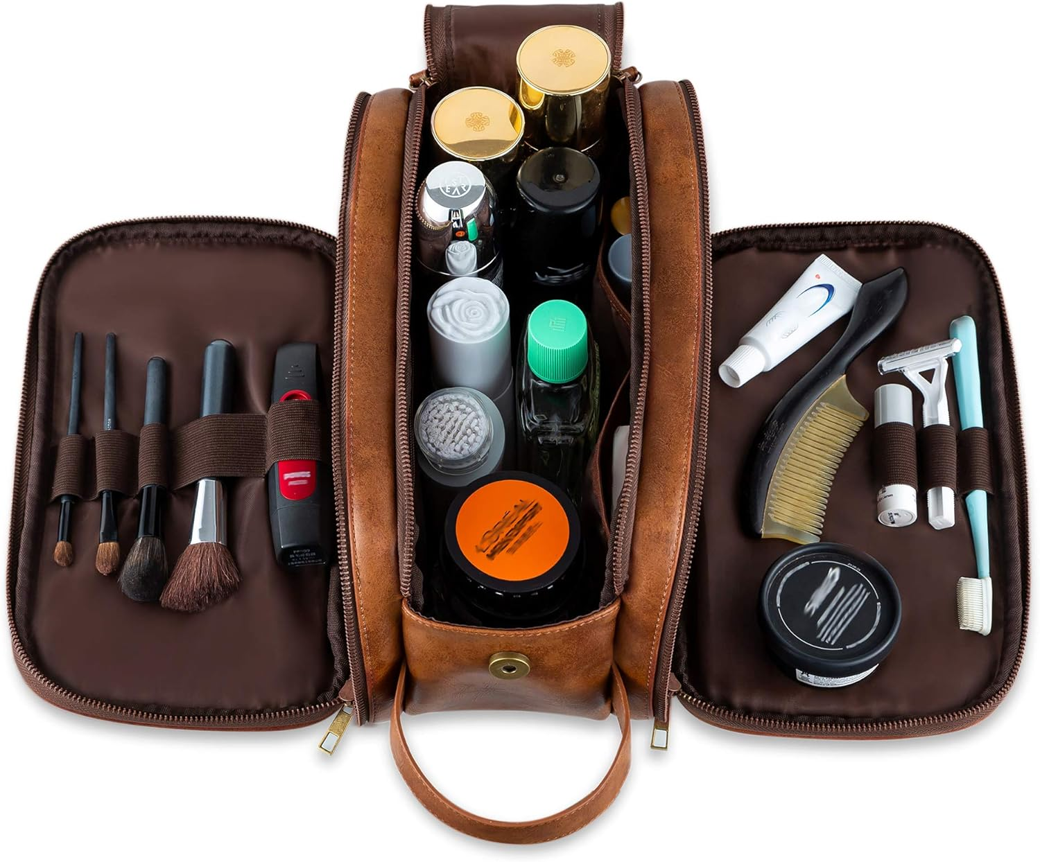 Eine braune Leder-Kulturtasche, offen, gefüllt mit verschiedenen Pflegeprodukten und Bürsten.