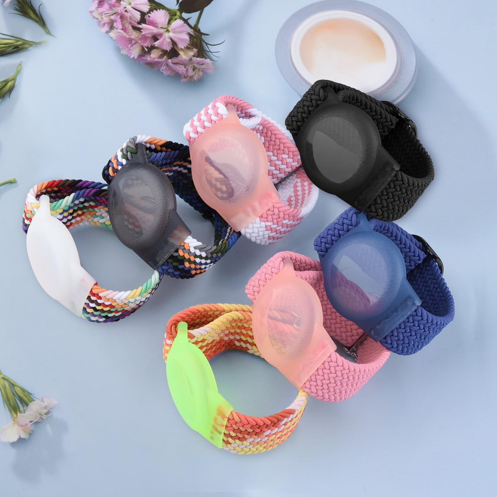 Sortiment an Smartwatch-Armbändern in verschiedenen Farben und Stilen auf blauem Untergrund.