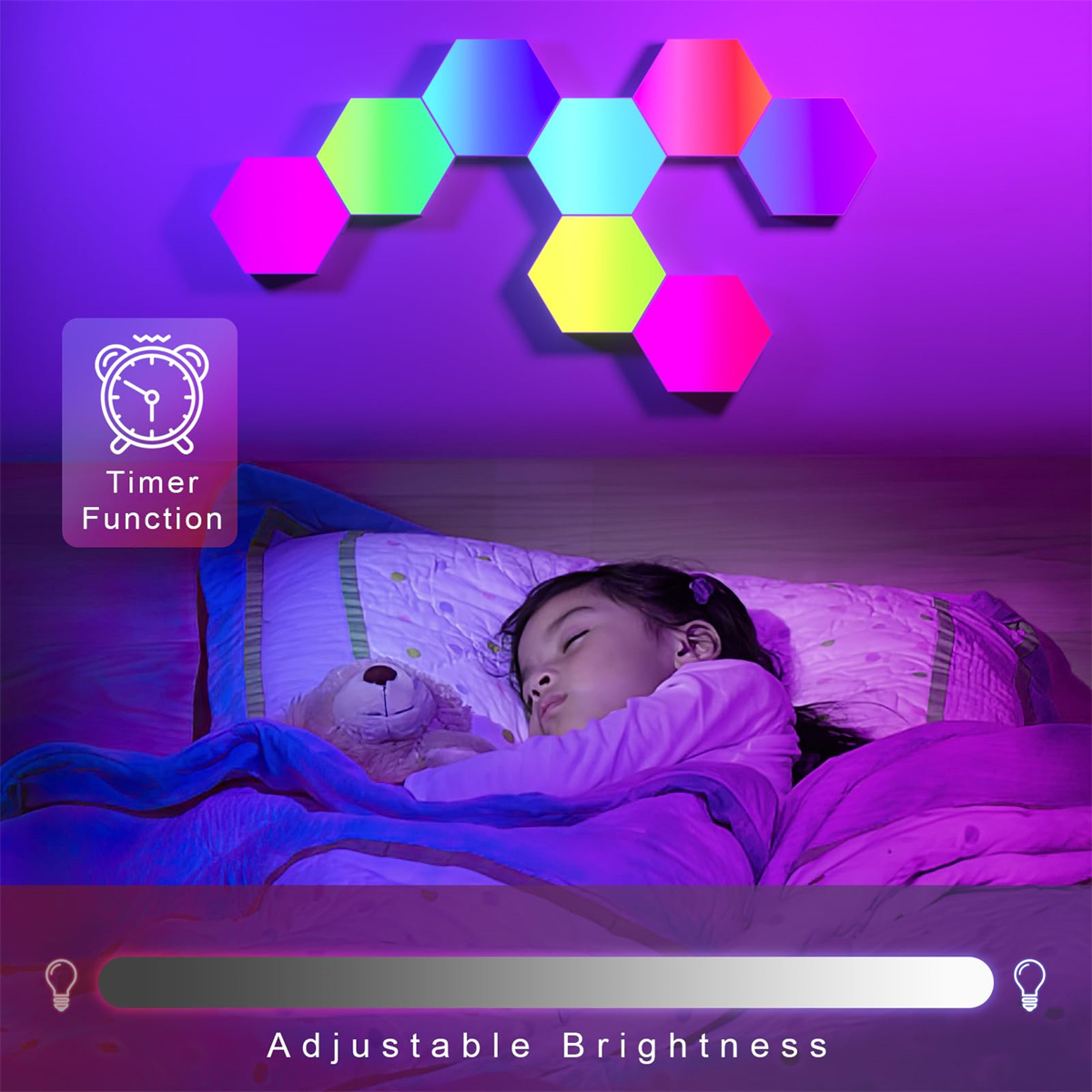 Kind schläft mit Teddybär. Sechseckige Lichter in verschiedenen Farben an der Wand. Einstellbare Helligkeit.