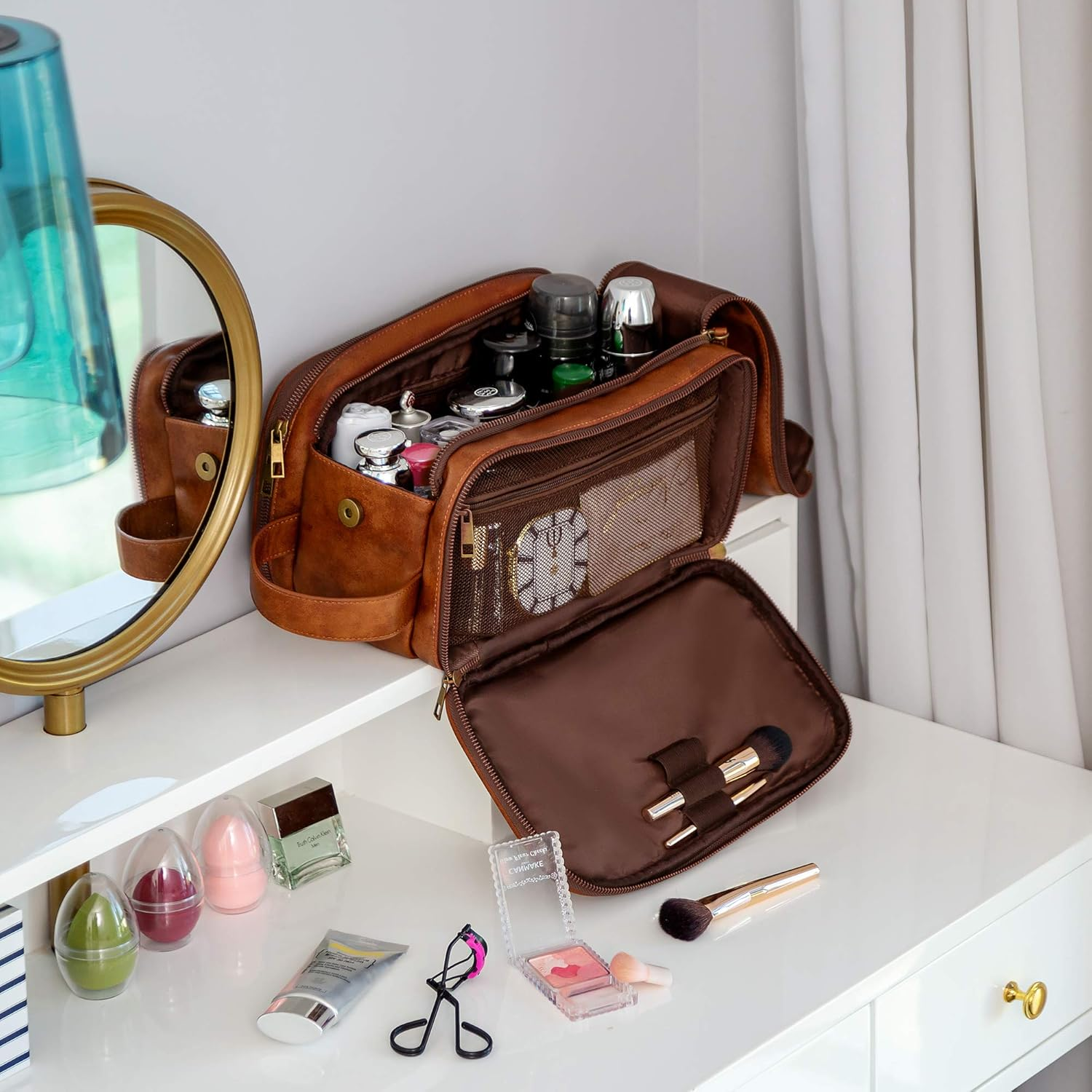Offene braune Reisetasche mit Make-up-Artikeln. Make-up-Pinsel, Spiegel und andere Schönheitsprodukte.