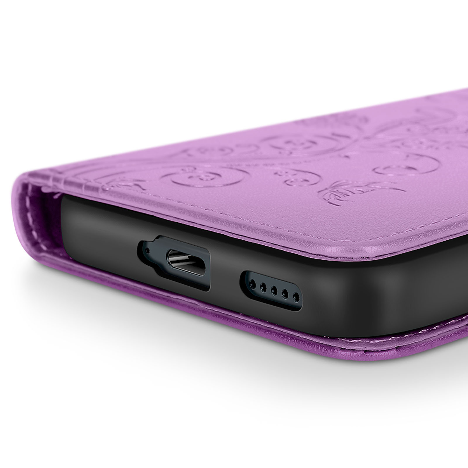 Primo piano di una custodia per telefono viola, che mostra la porta di ricarica e i fori degli altoparlanti, con un motivo floreale.