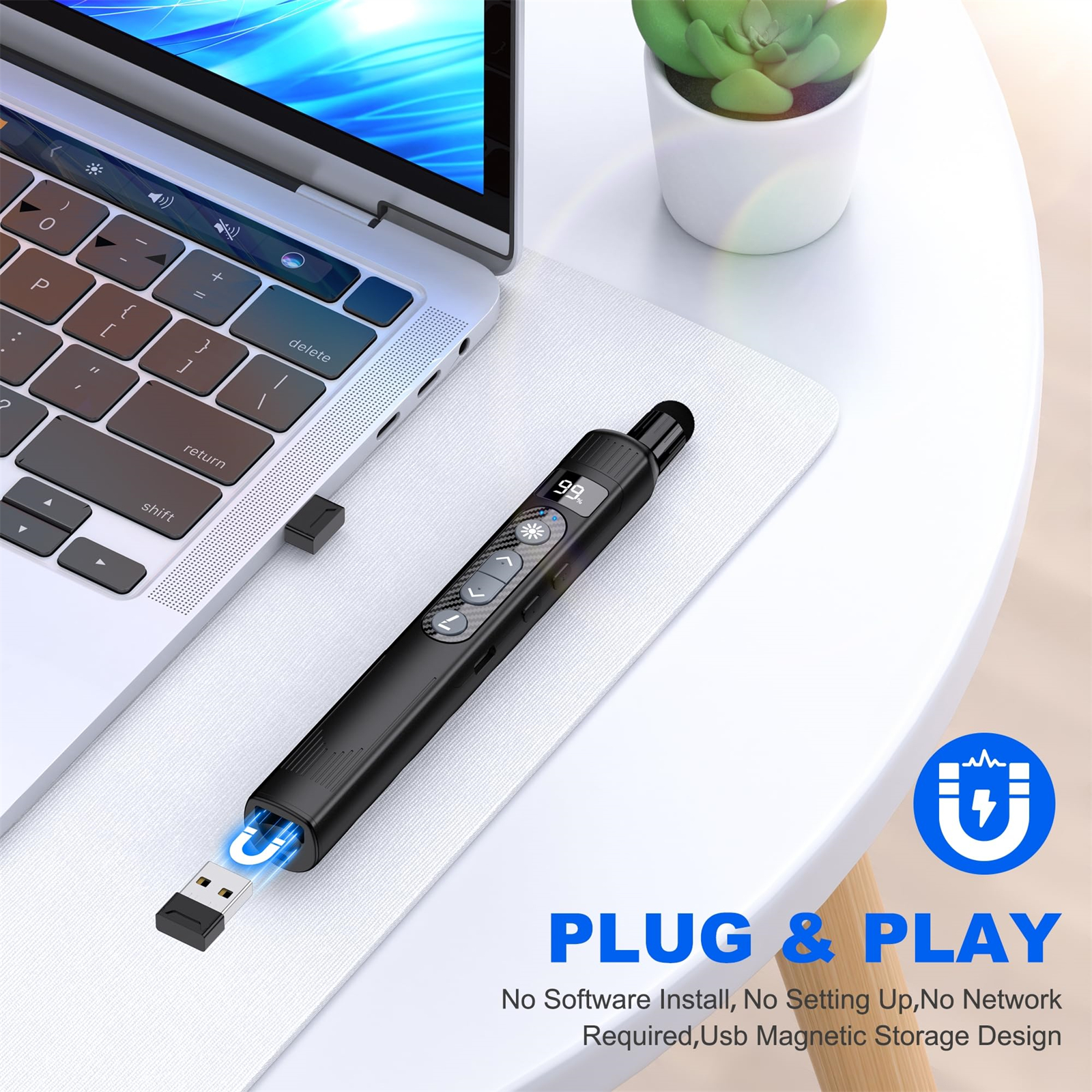 Schwarze Präsentationsfernbedienung mit USB. Laptop, Tisch und Pflanze im Hintergrund. Text: Plug & Play.