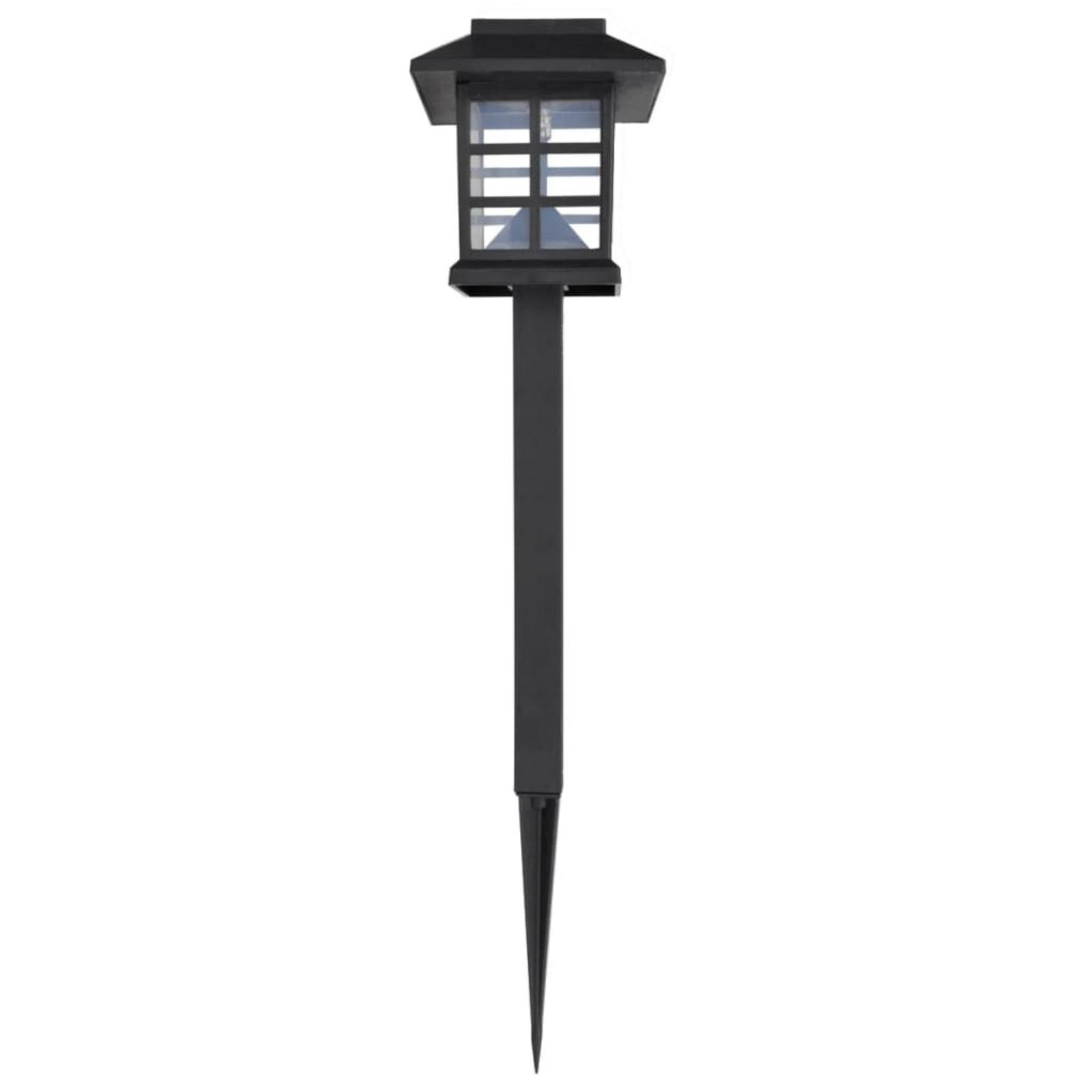 Eine schwarze Solar-Gartenlampe mit quadratischem Kopf und langem Pfahl vor weißem Hintergrund.