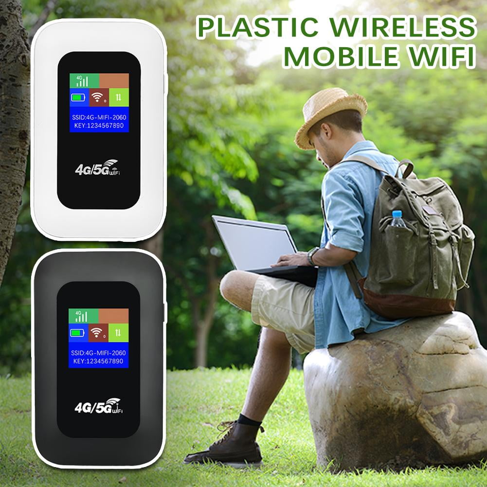 Zwei 4G/5G WiFi-Router, einer schwarz und einer weiß, mit einem Mann, der einen Laptop auf einem Felsen benutzt.