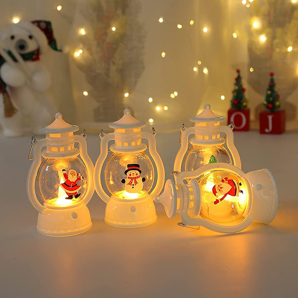 Weihnachtslaternen mit Santa- und Schneemannfiguren. Weiße Sockel mit sanfter Beleuchtung.